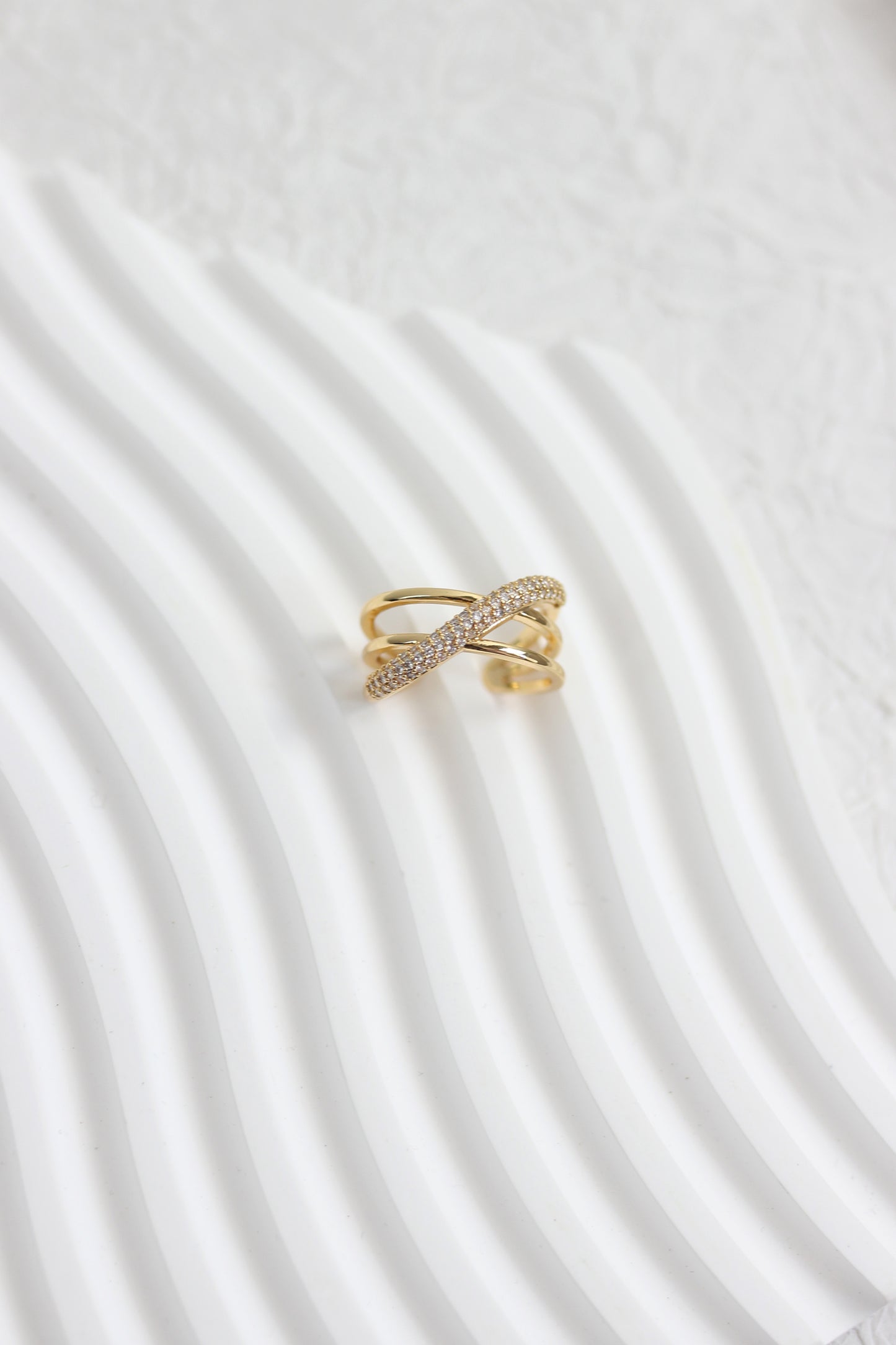 A2407XL90131 - Gold-Plated Crossover Crystal Ring