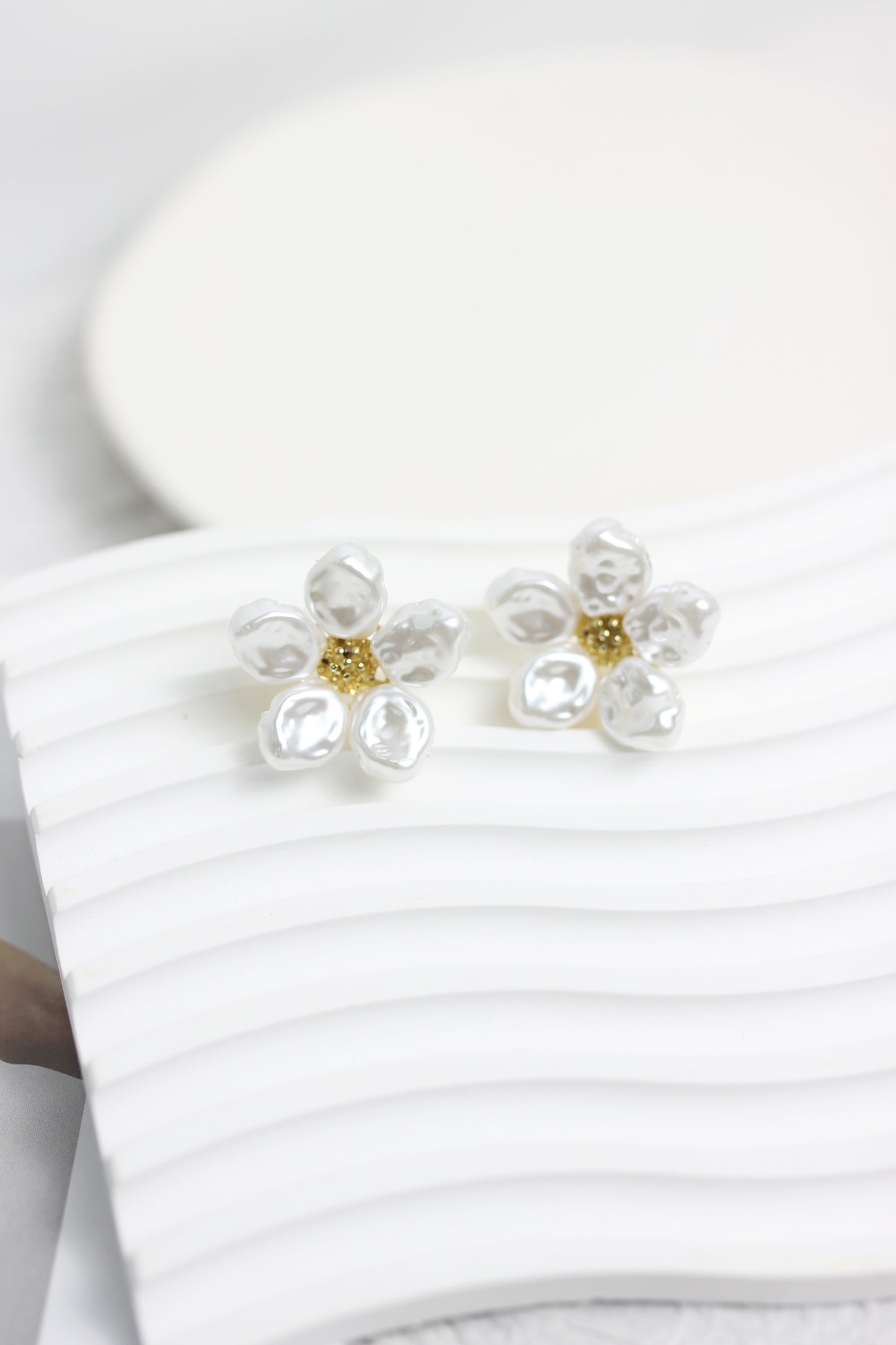 A2408GM42326 - Elegant Floral Cluster Earrings