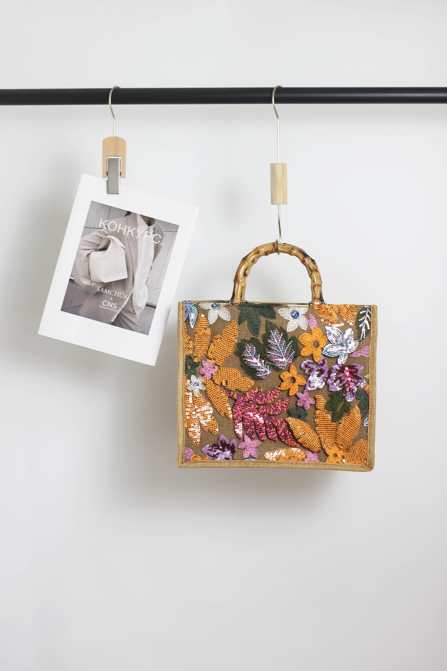A2412BW22559 - Elegant Burlap Handbag with Floral Embroidery and Bamboo Handle