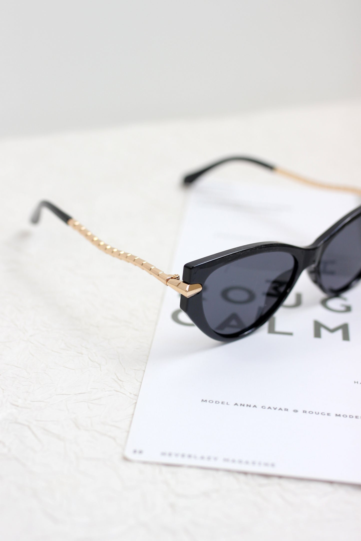A2501YTGX29085 - Retro Cat-Eye Sunglasses with Gold Accents