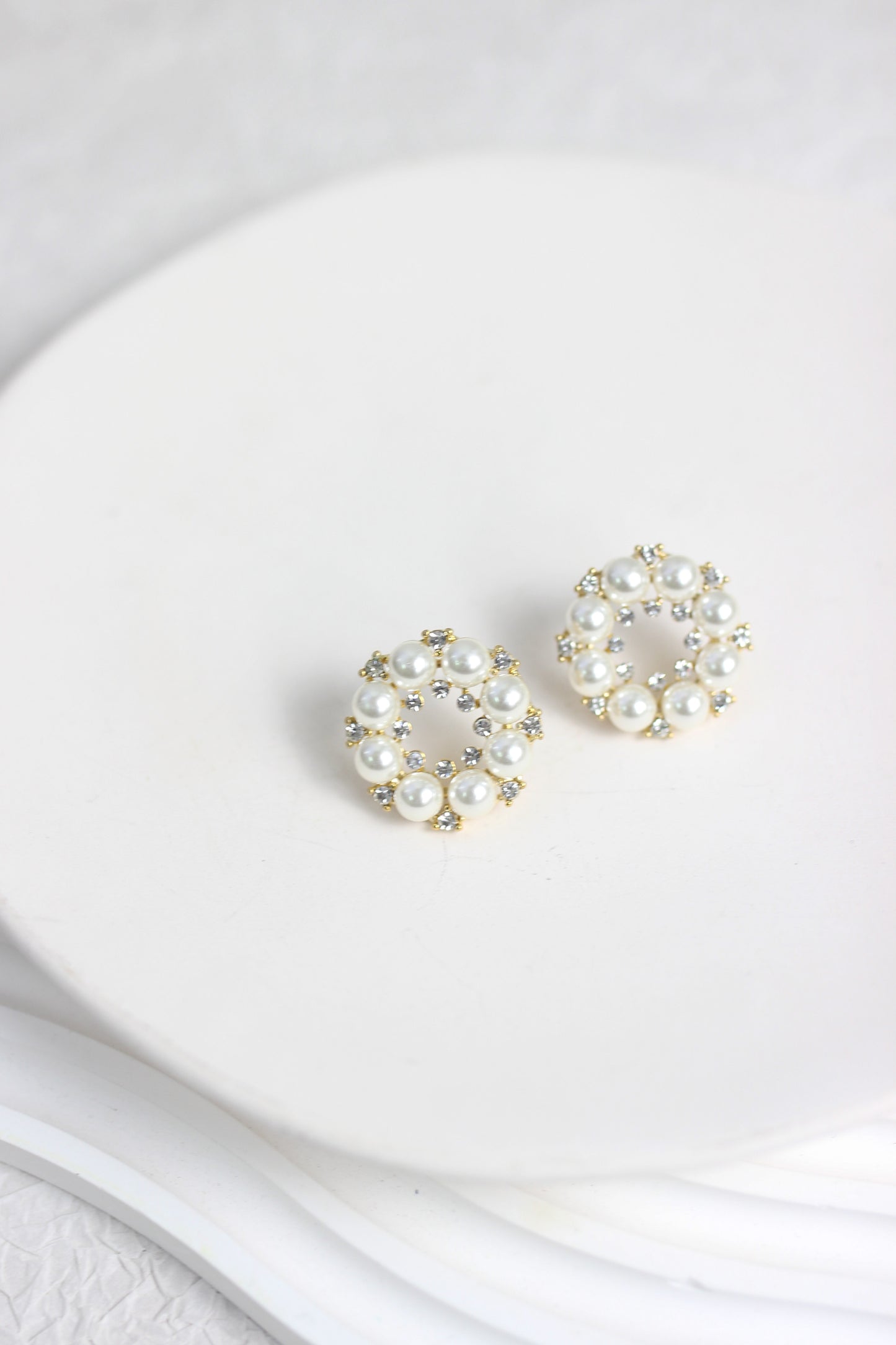 A2502HANF49899 - Elegant Pearl and Rhinestone Round Stud Earrings