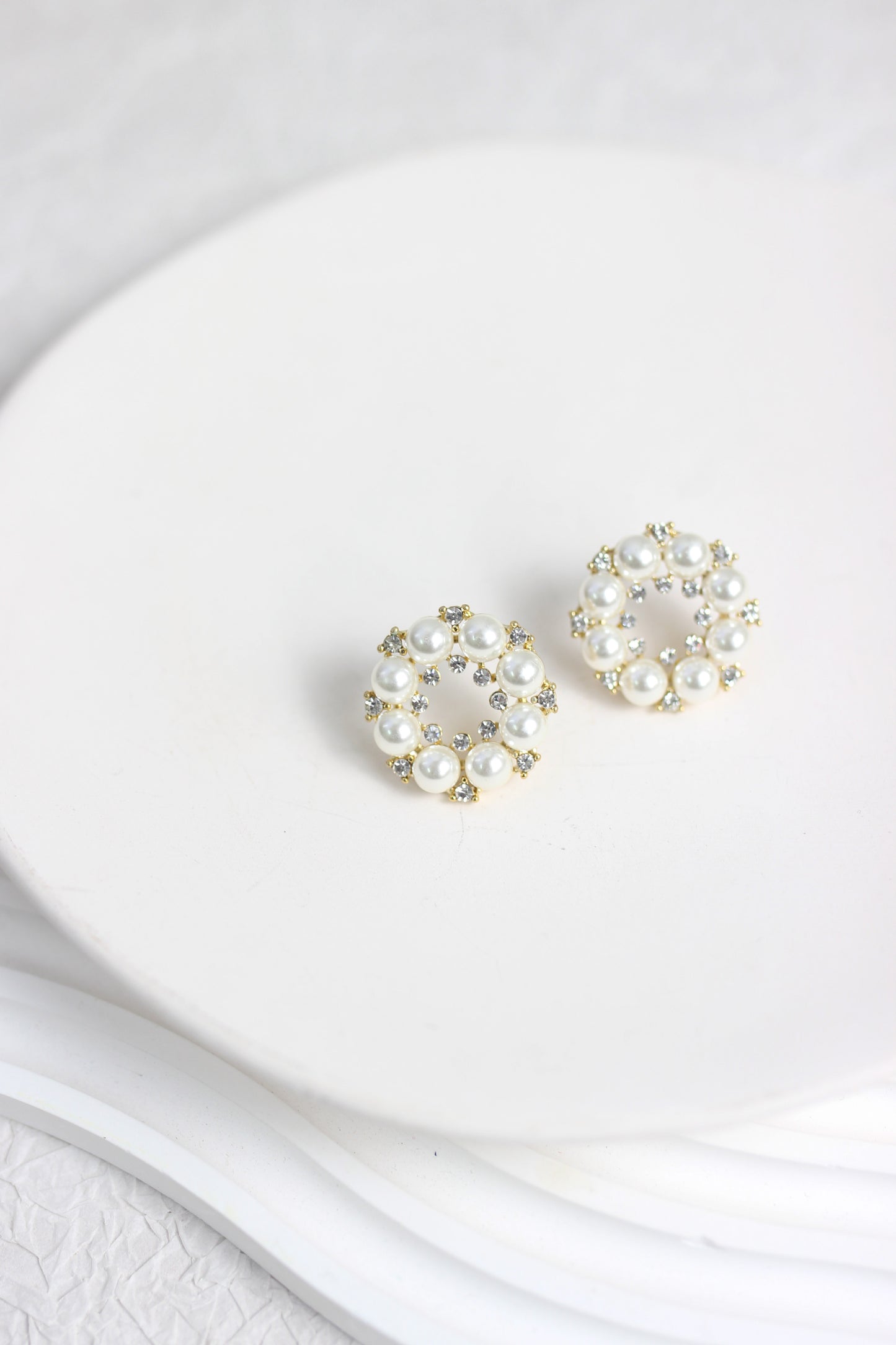 A2502HANF49899 - Elegant Pearl and Rhinestone Round Stud Earrings