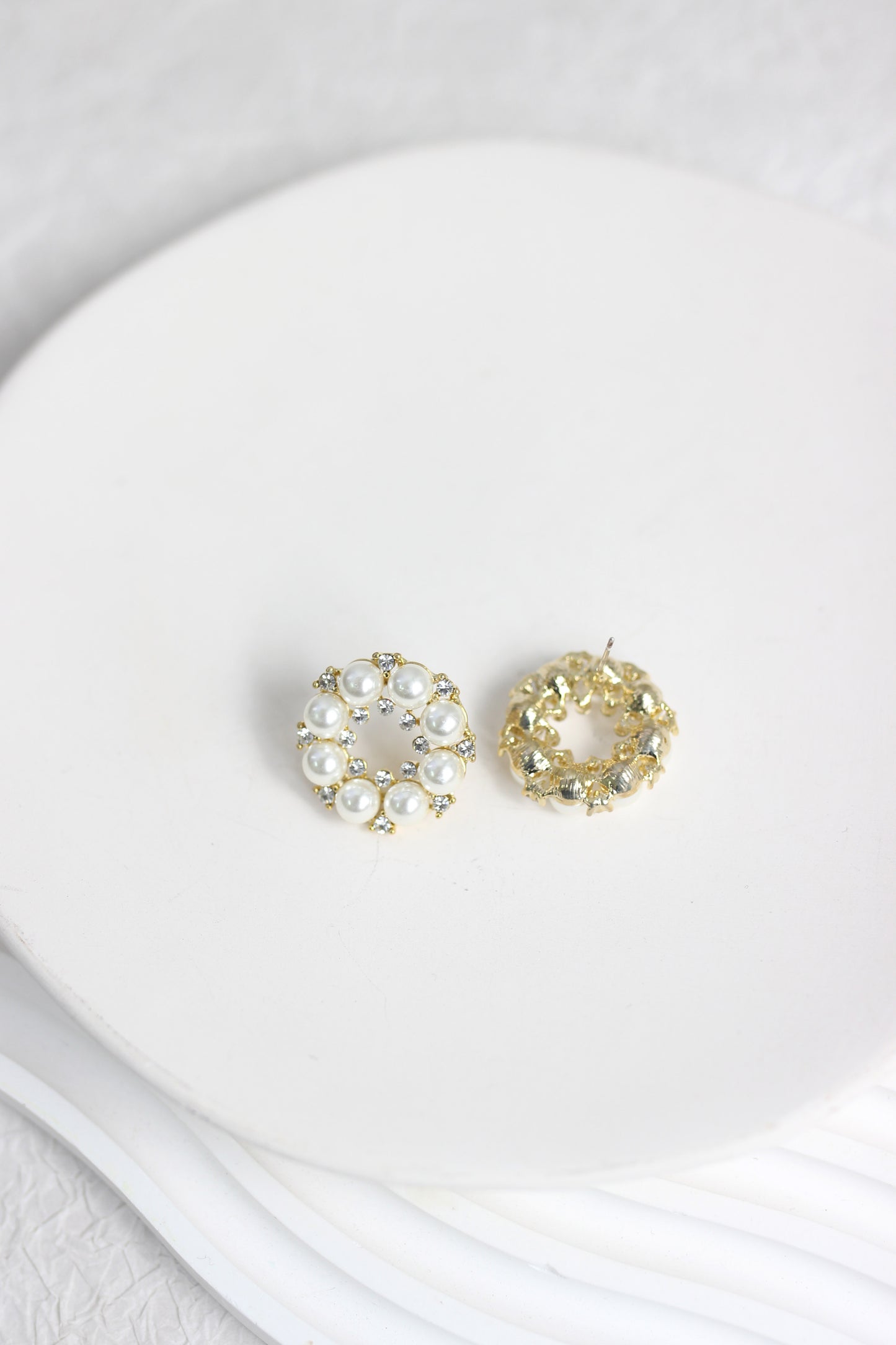 A2502HANF49899 - Elegant Pearl and Rhinestone Round Stud Earrings