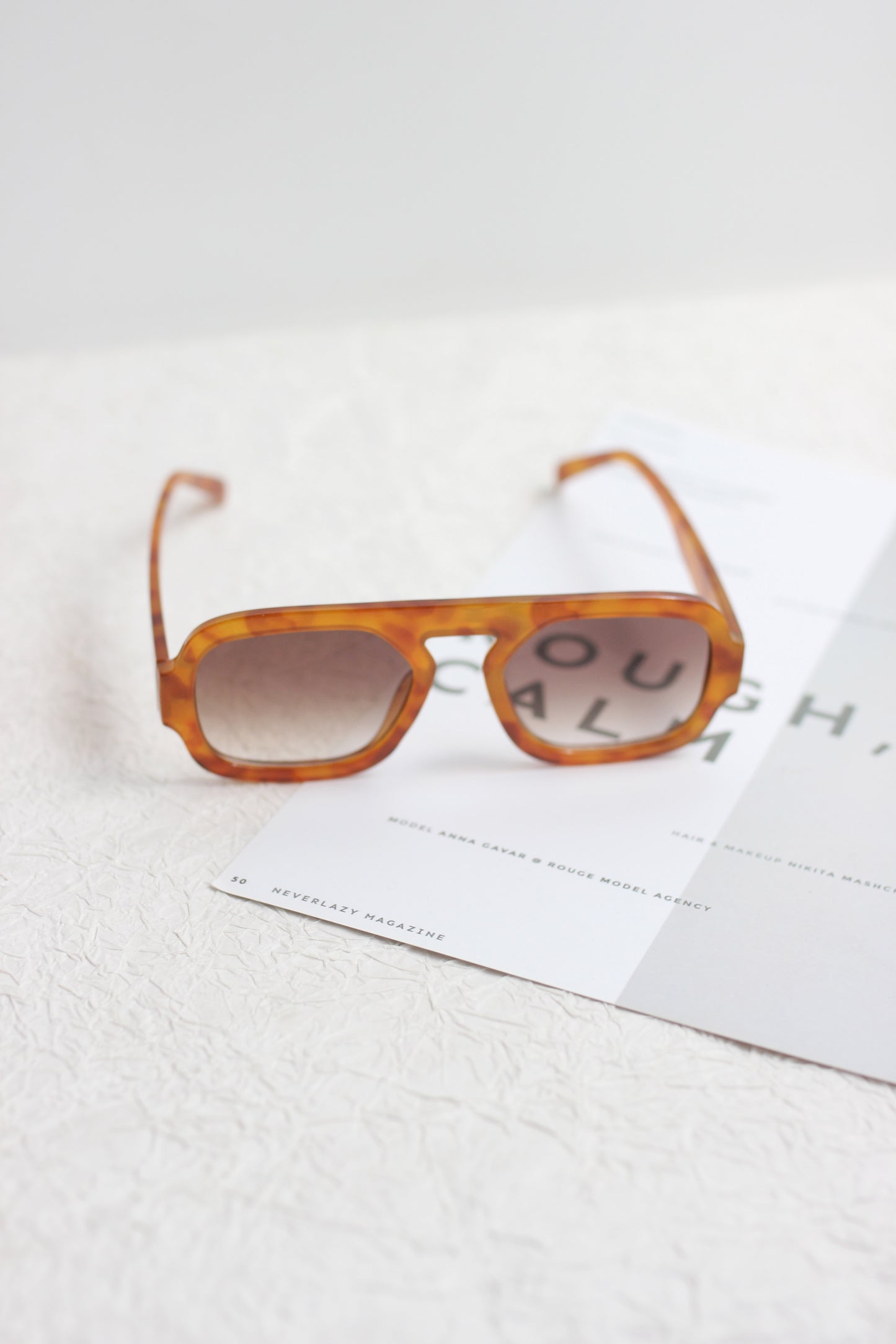 A2502XYYJ51931 - Vintage Square Tortoise Shell Sunglasses