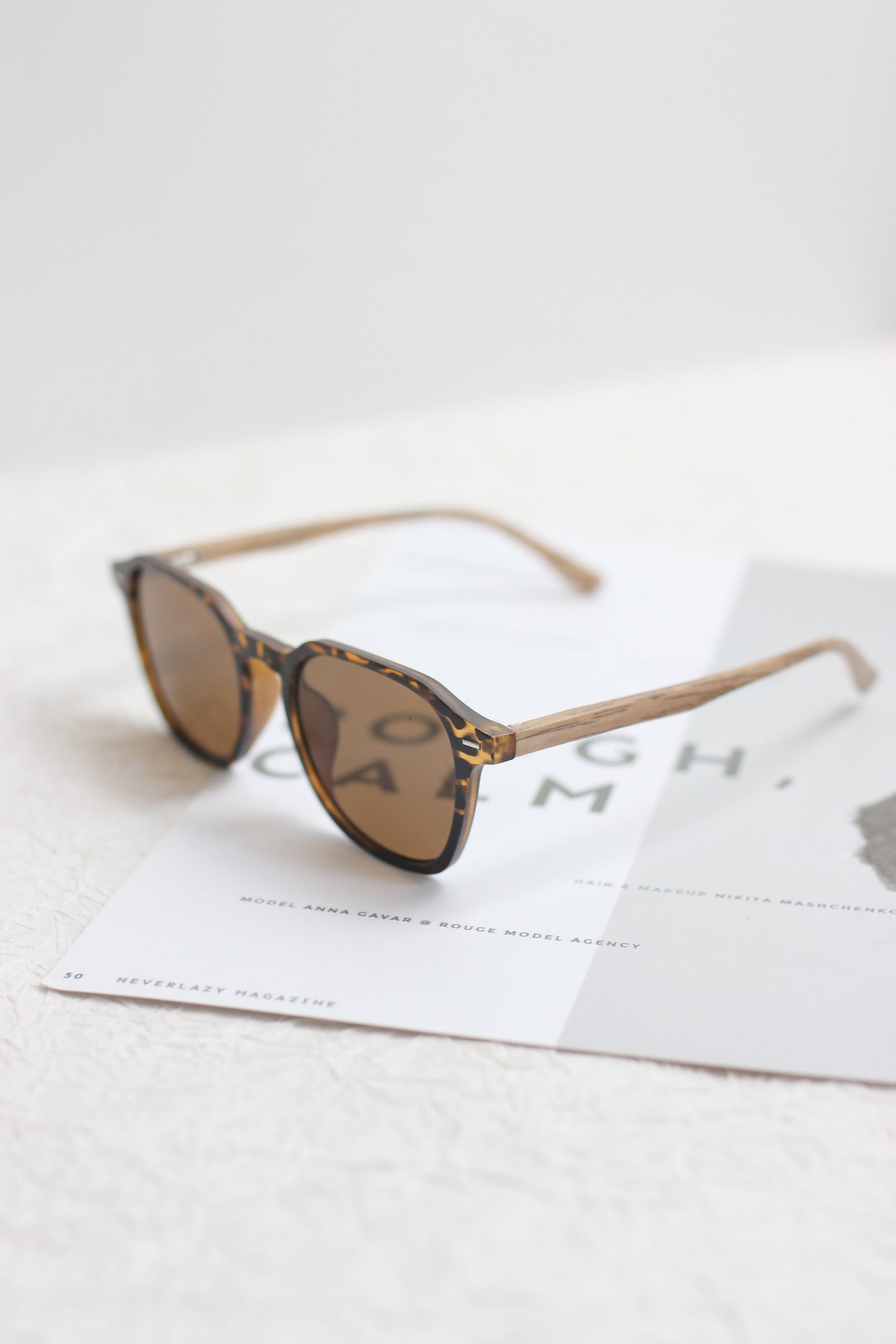 A2502XYYJ93184 - Vintage Round Wooden Temple Sunglasses