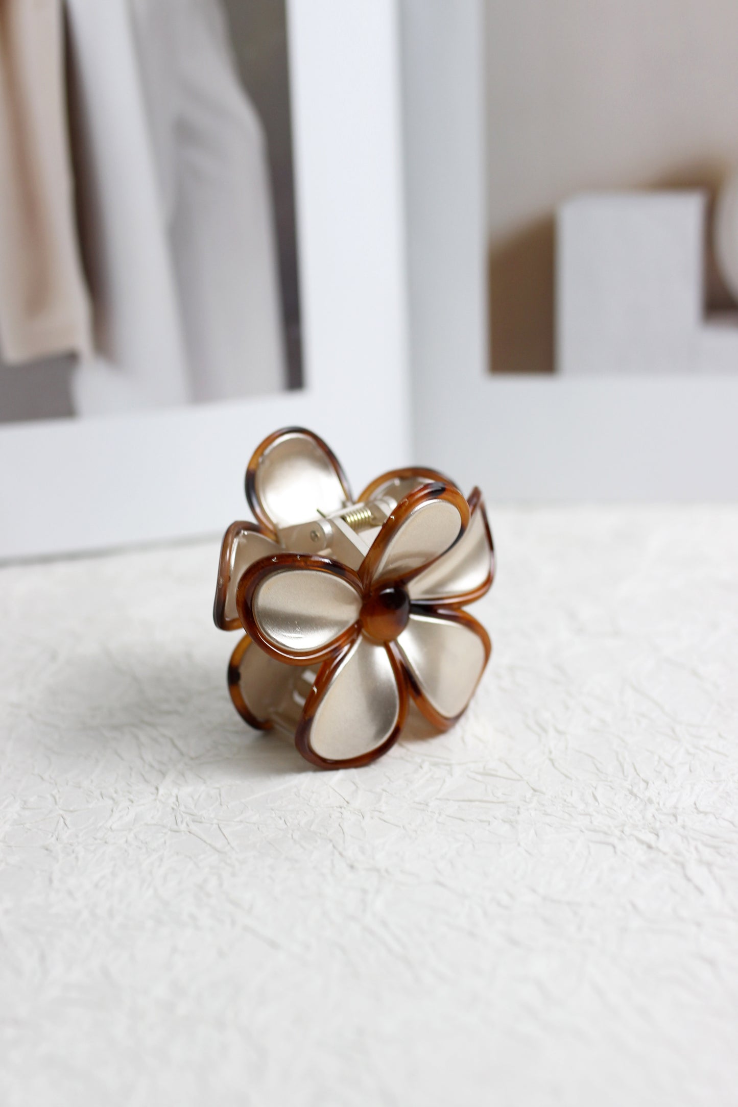 A2503ST57645 - Retro Floral Acrylic Hair Claw Clip