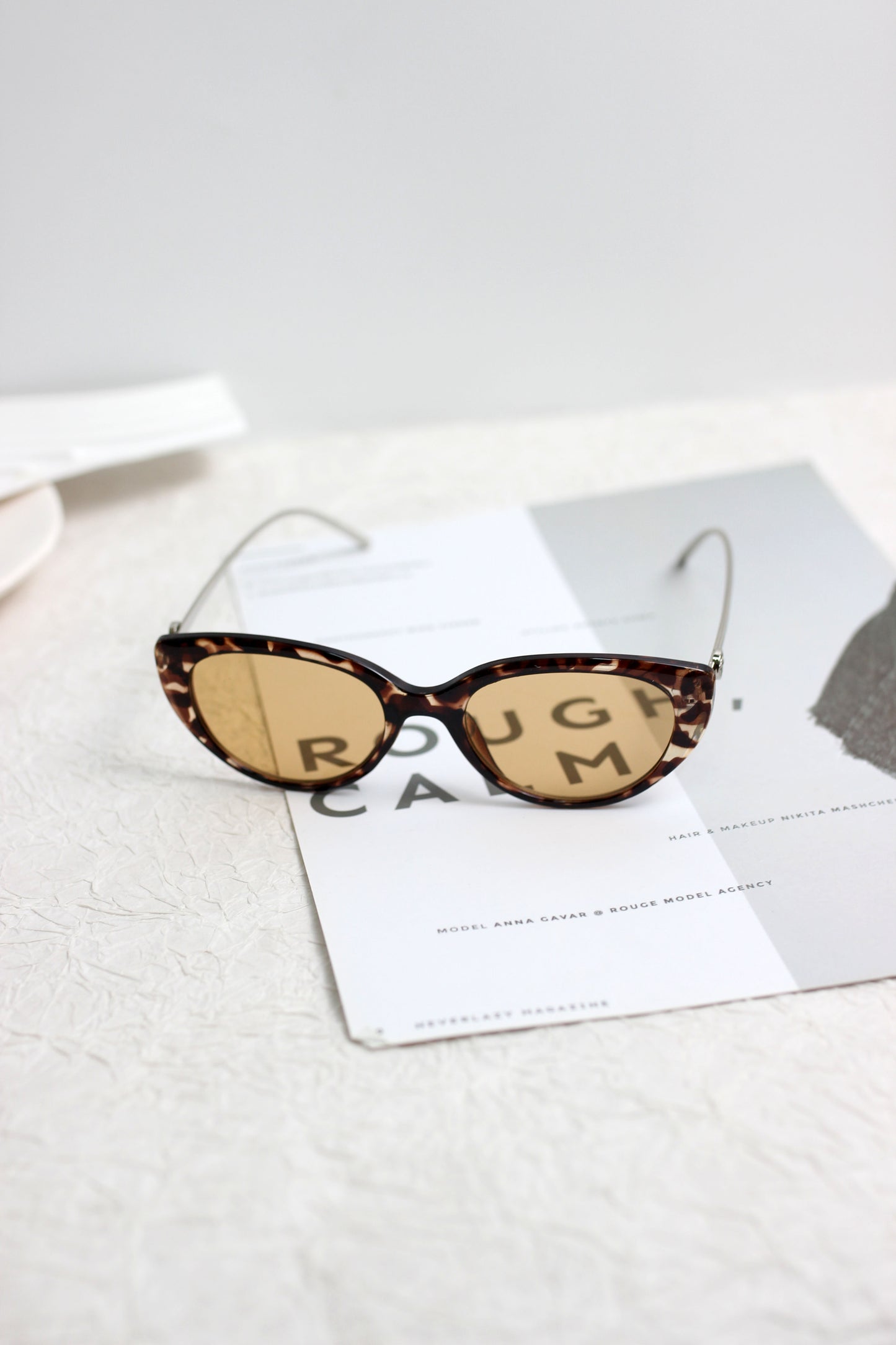 A2504AOR27461 - Retro Cat-Eye Sunglasses with Metal Temples