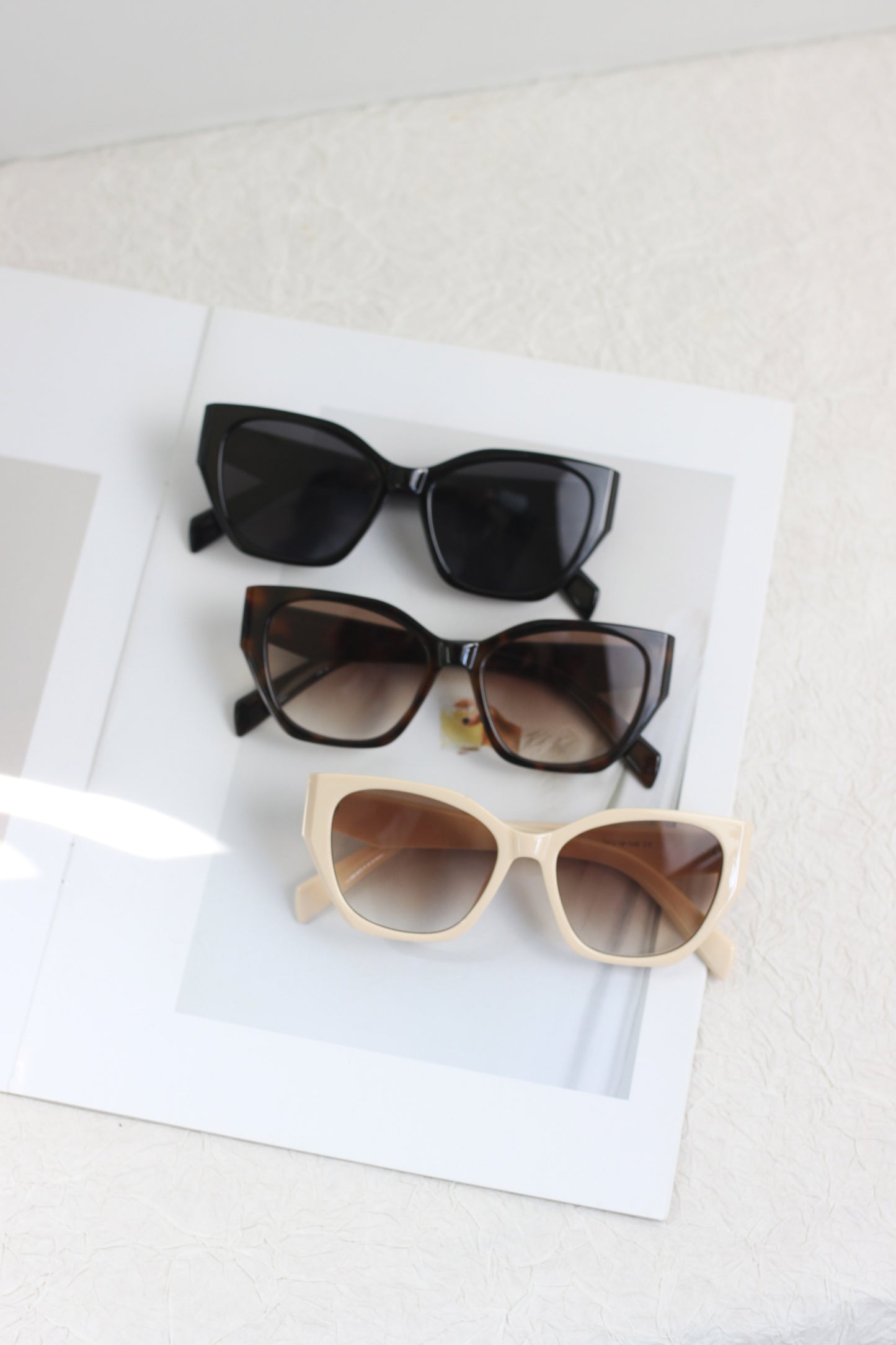A2504KD21651 - Bold Cat Eye Oversized Sunglasses