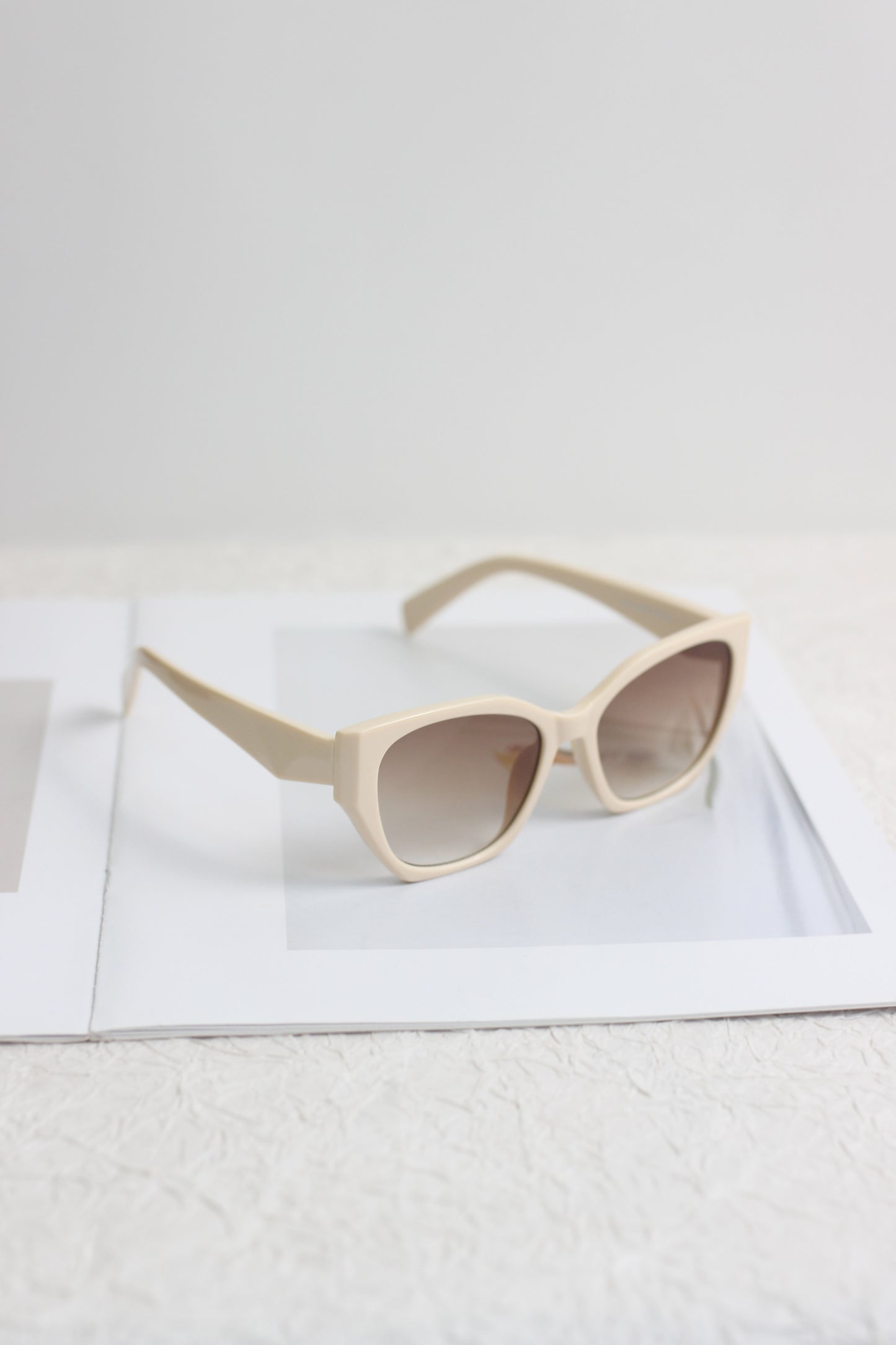 A2504KD21651 - Bold Cat Eye Oversized Sunglasses