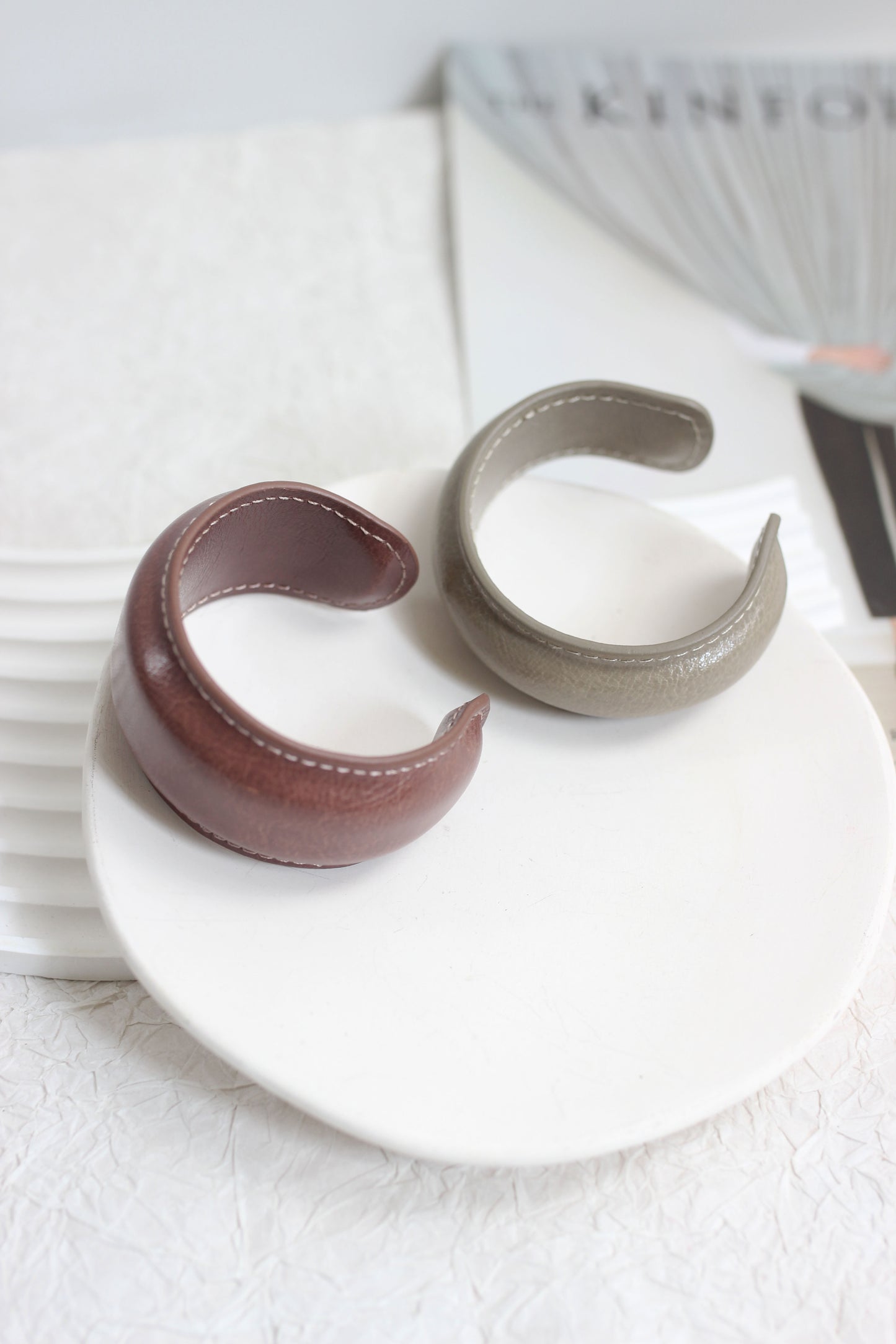 A2507FDX34384 - Vintage-Style Padded Leather Cuff Bracelet