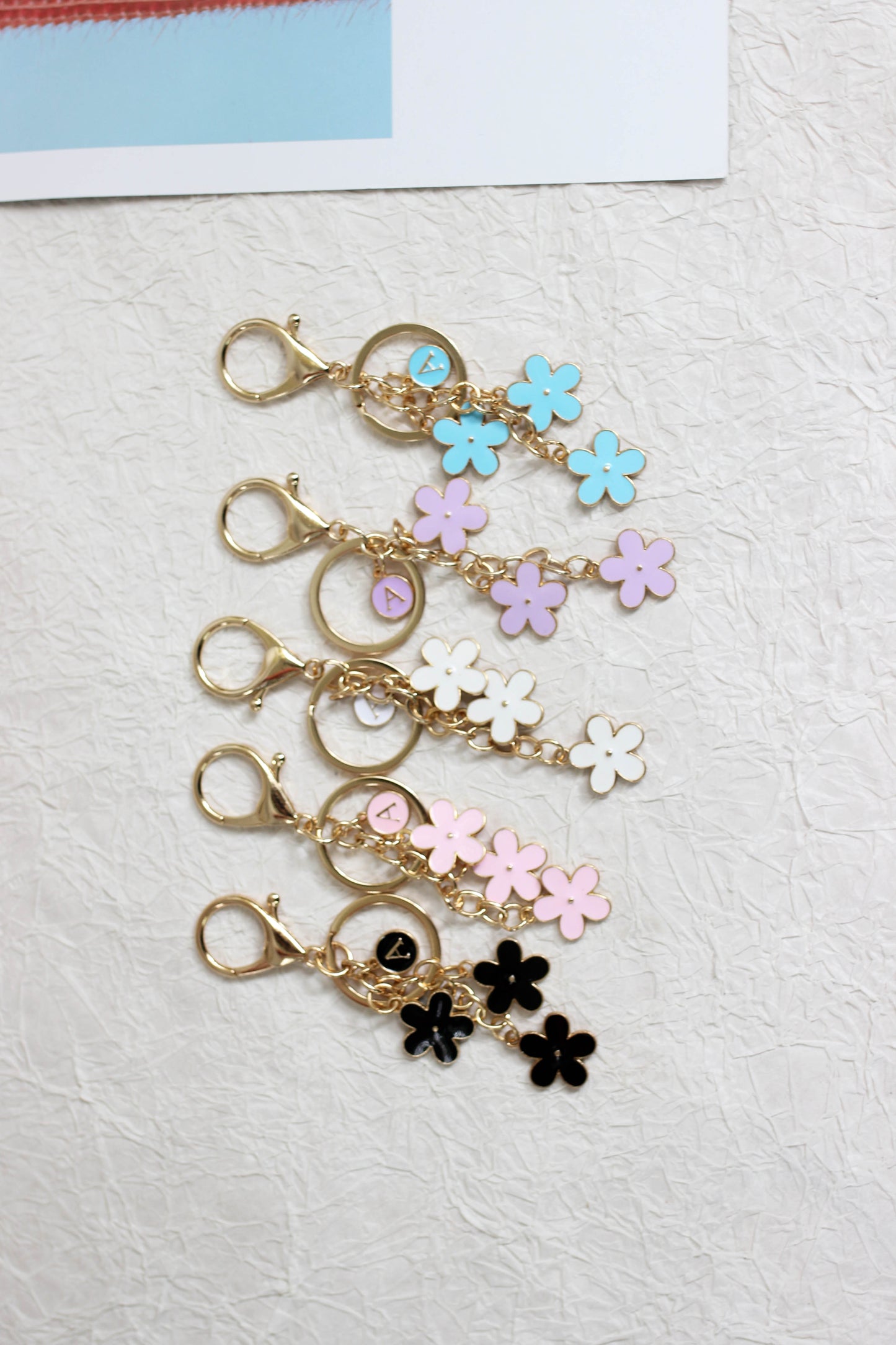 A2507HY20901 -Floral Monogram Keychain ¨C Daisy Letter Charm with Gold Hardware