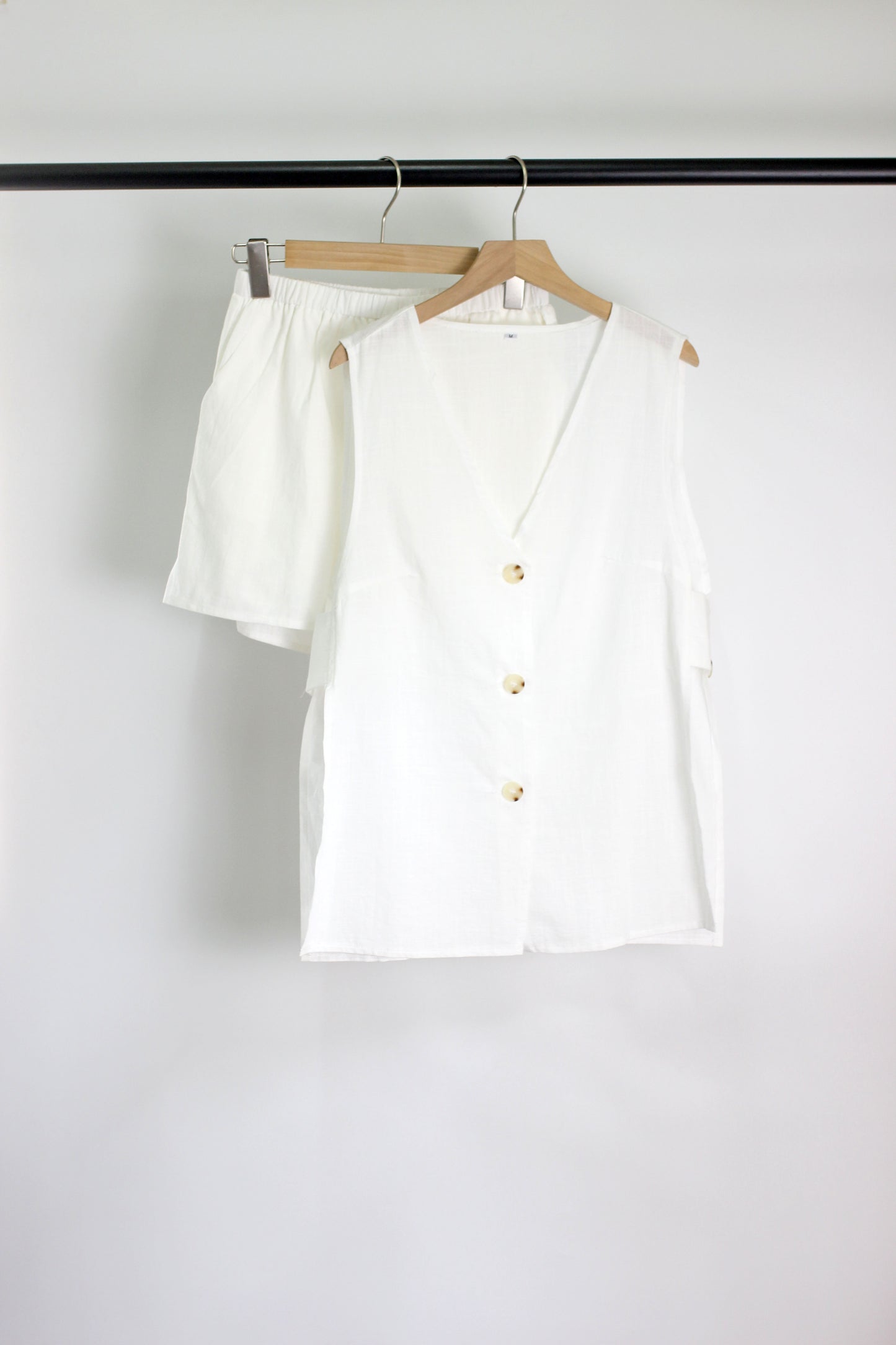 E2503DY64991 - Women's Sleeveless Button Top and Elastic Waist Shorts Set