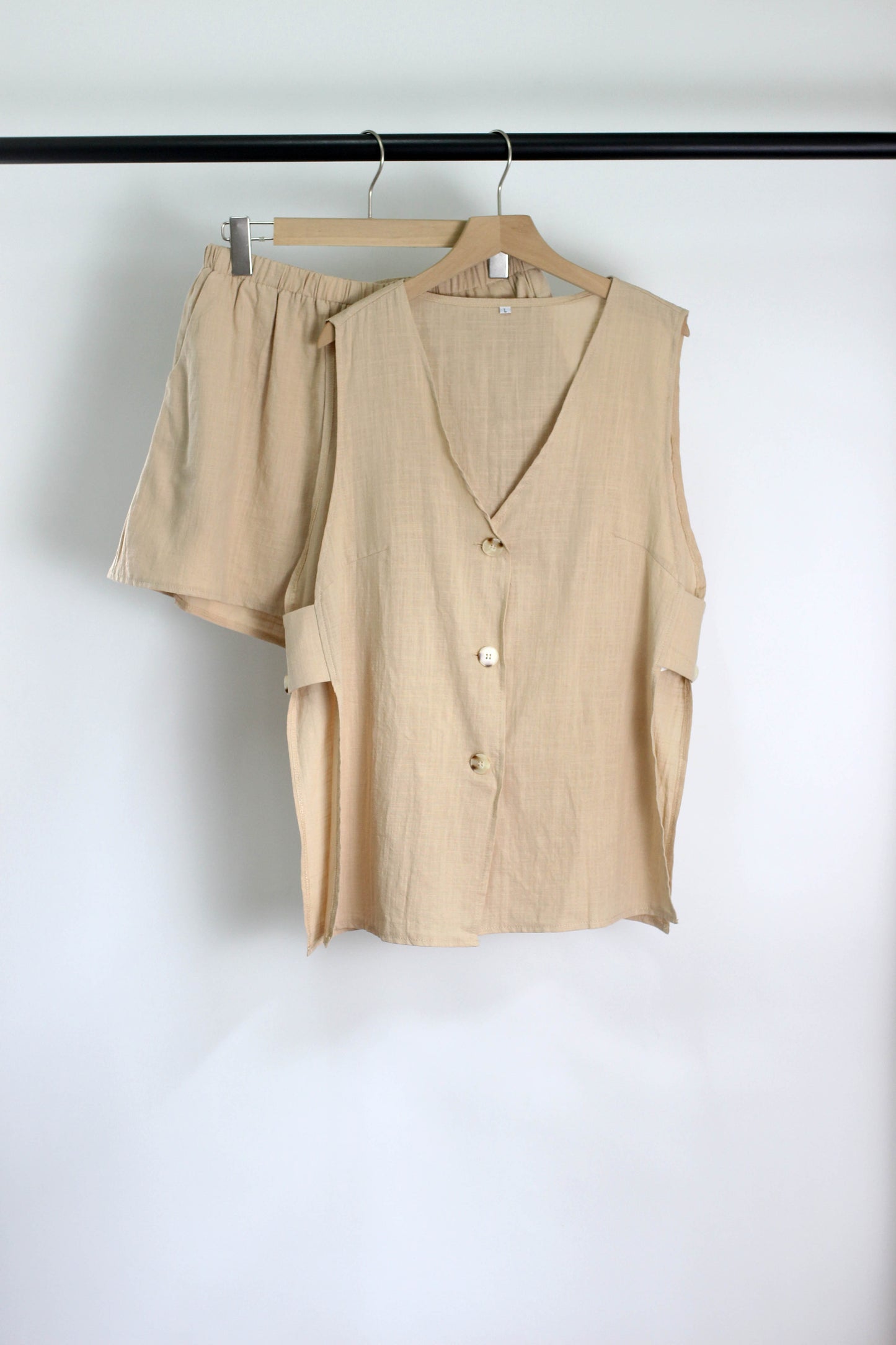 E2503DY64991 - Women's Sleeveless Button Top and Elastic Waist Shorts Set