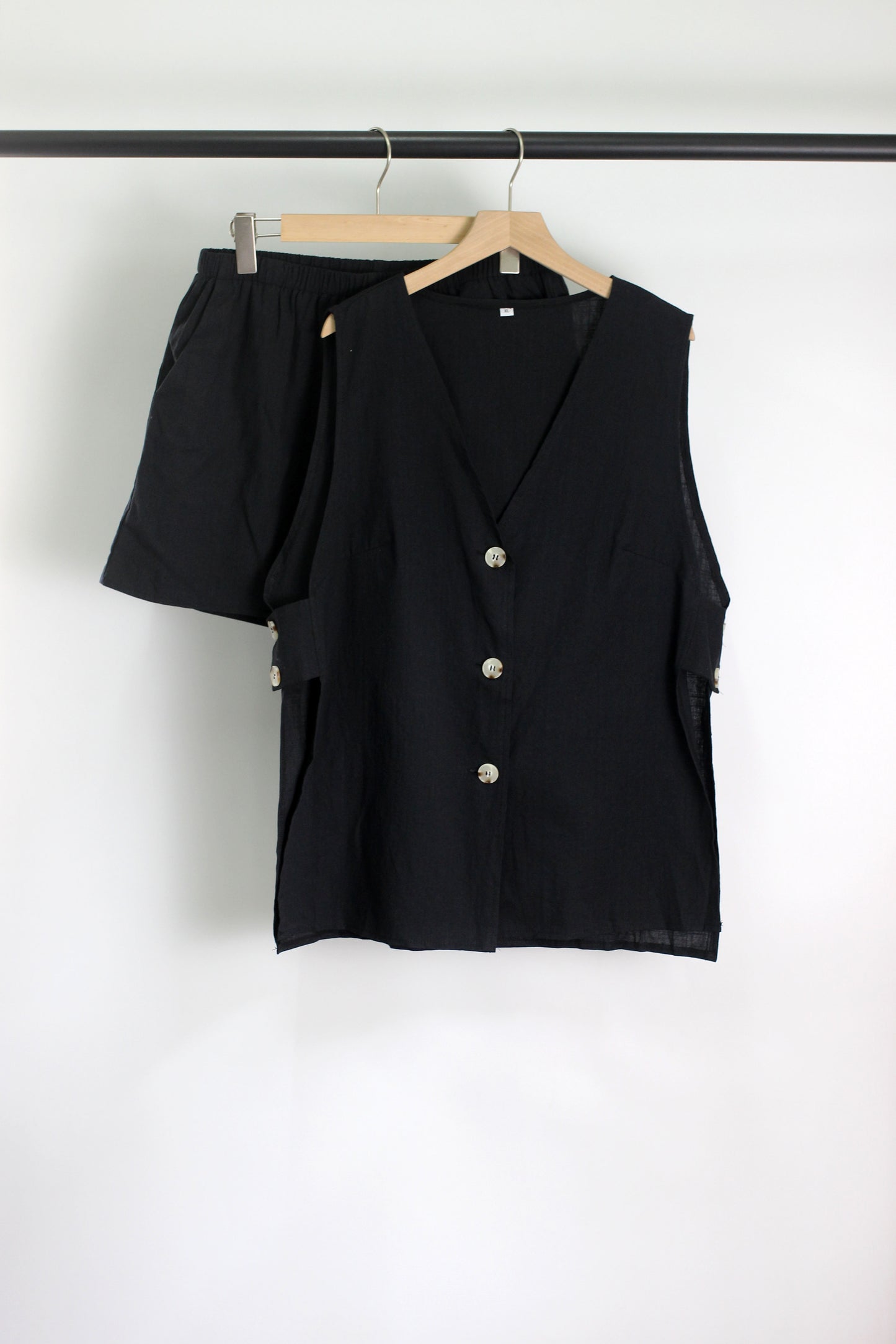 E2503DY64991 - Women's Sleeveless Button Top and Elastic Waist Shorts Set