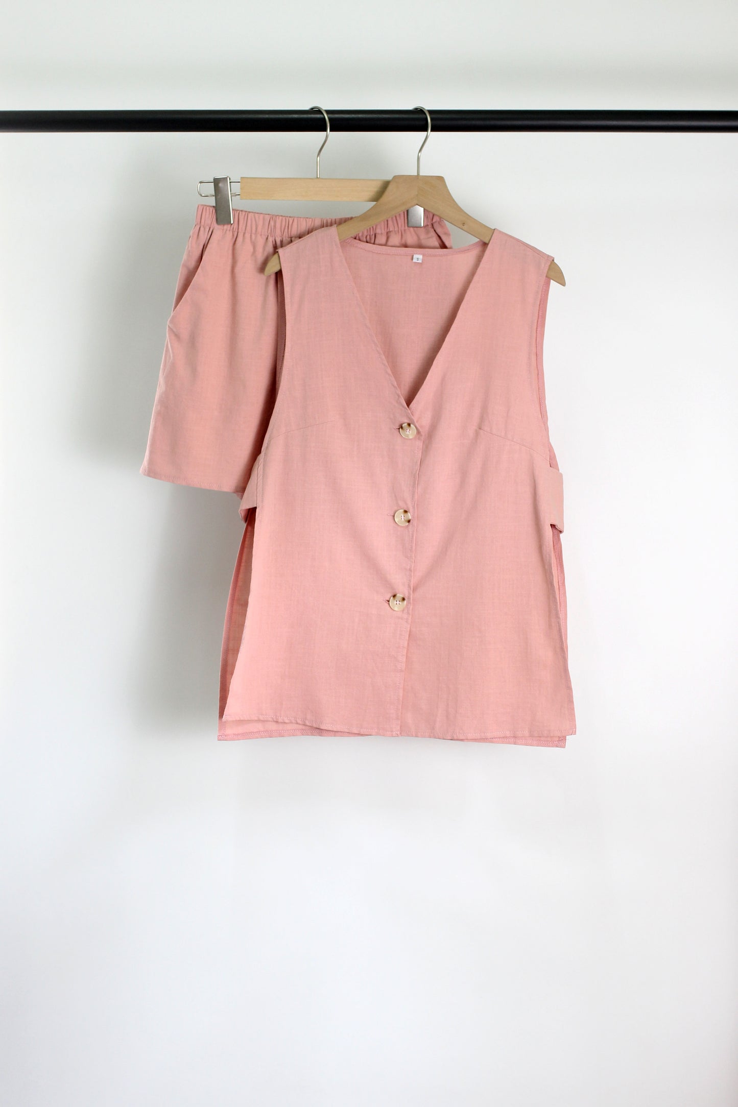 E2503DY64991 - Women's Sleeveless Button Top and Elastic Waist Shorts Set