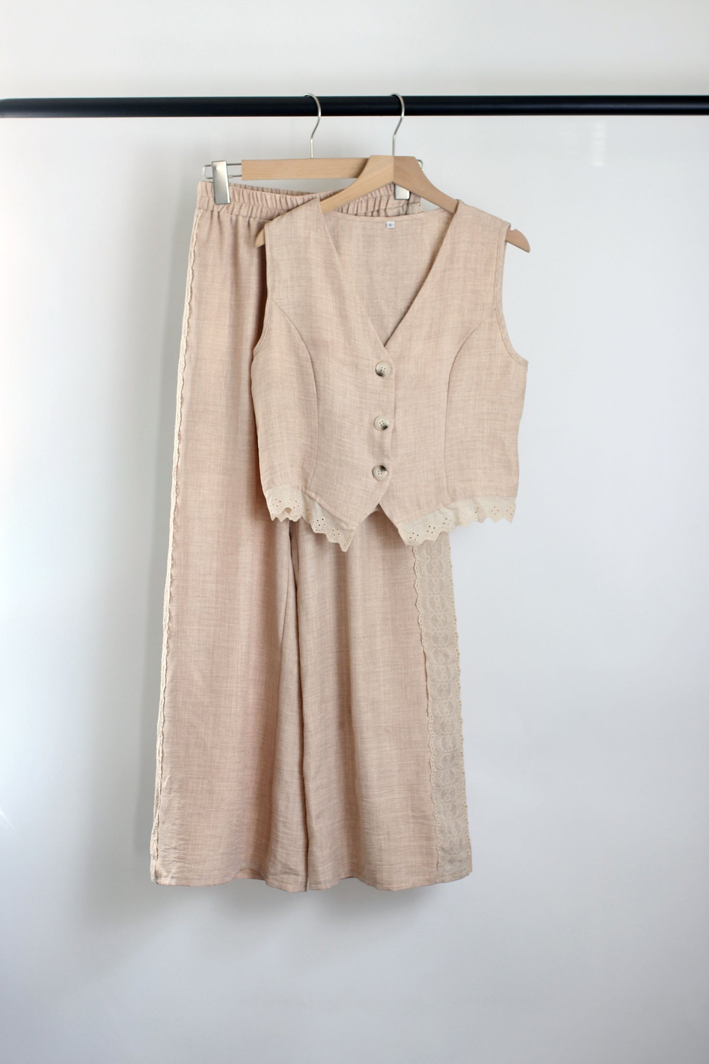 E2503DY78980 - Two-Piece Women?¡¥s Outfit with Lace Trim