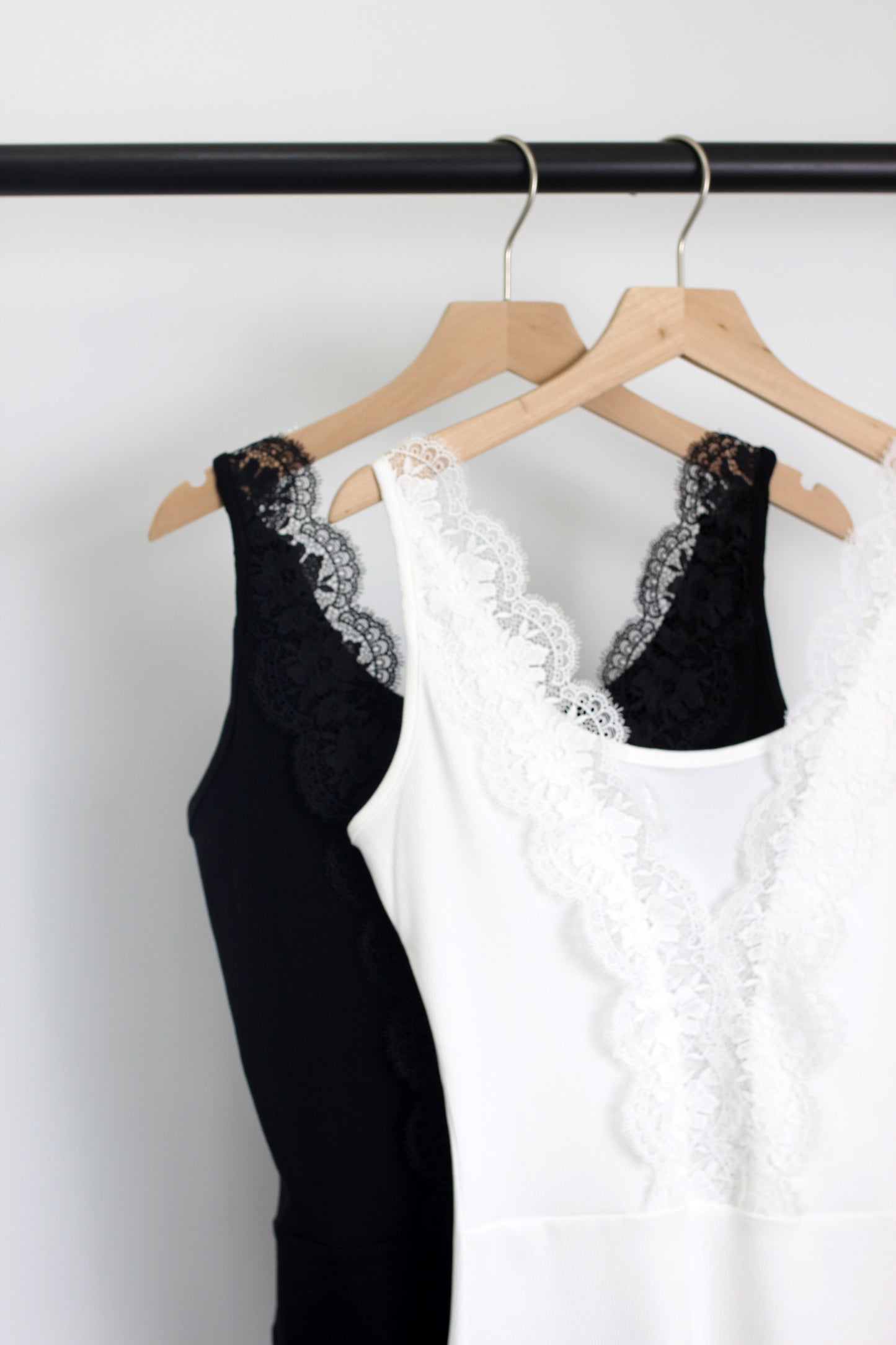 R2404ZHJ97187 - A STYLE STAPLE LACE BODYSUIT