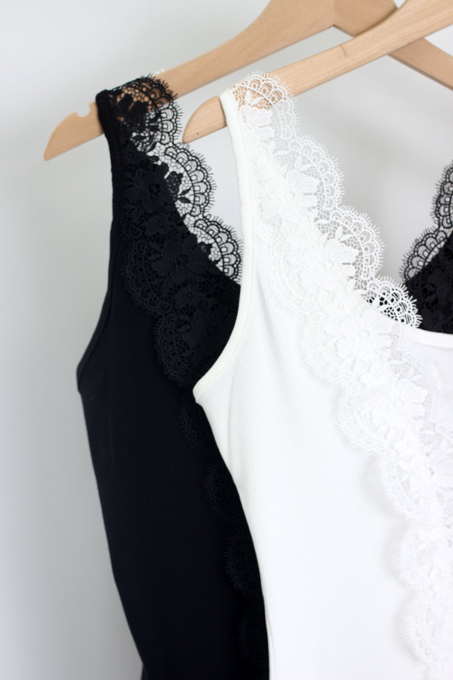 R2404ZHJ97187 - A STYLE STAPLE LACE BODYSUIT