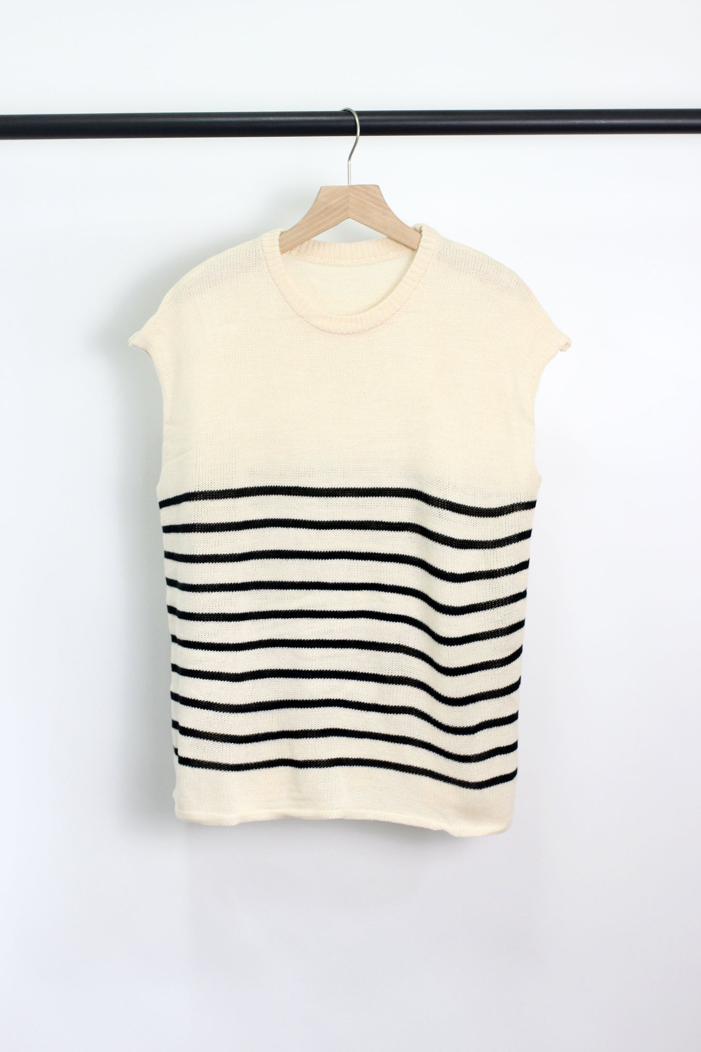 T2406MD43544 - Nautical Chic Sleeveless Stripe Knit Top