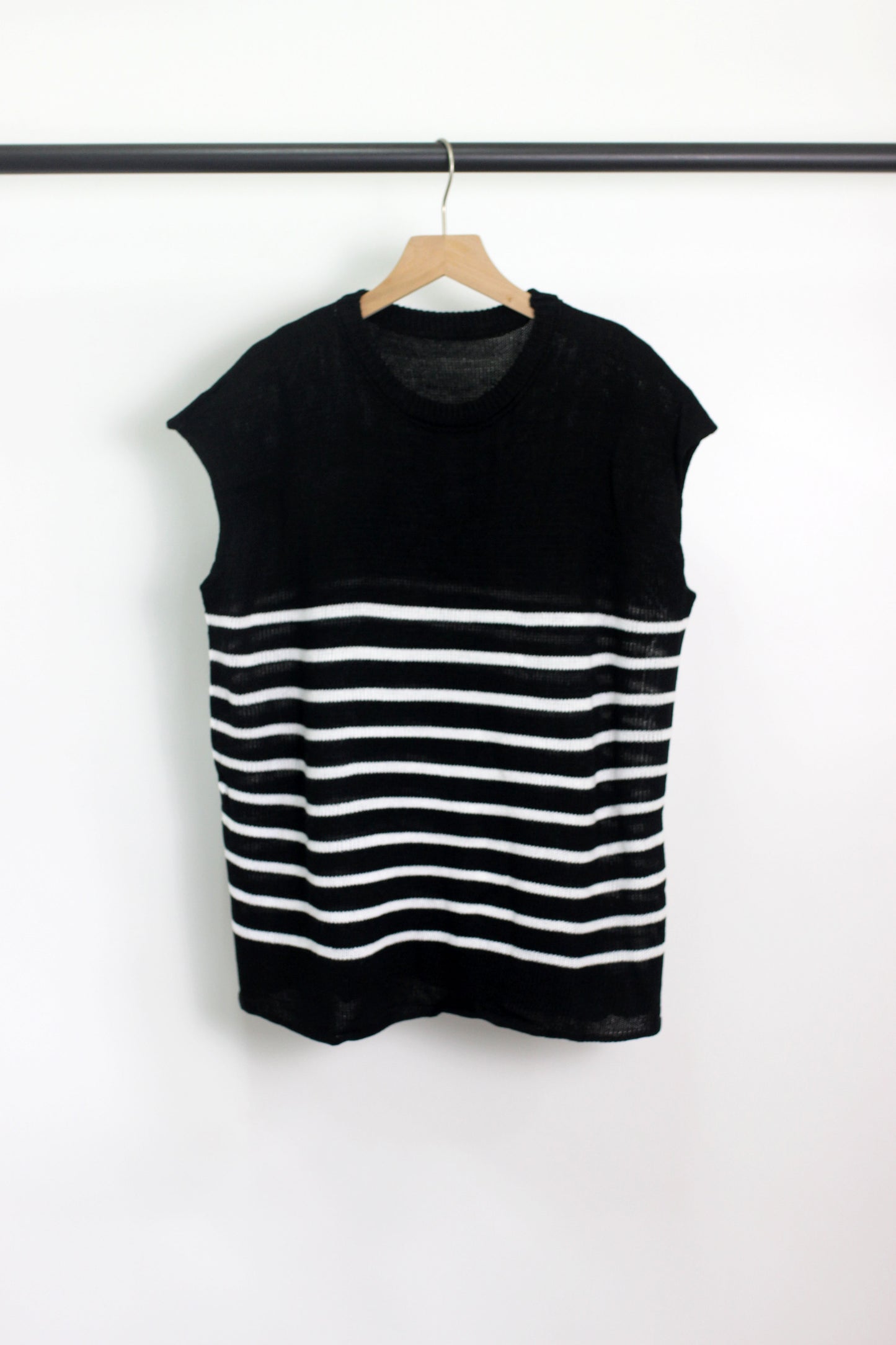 T2406MD43544 - Nautical Chic Sleeveless Stripe Knit Top