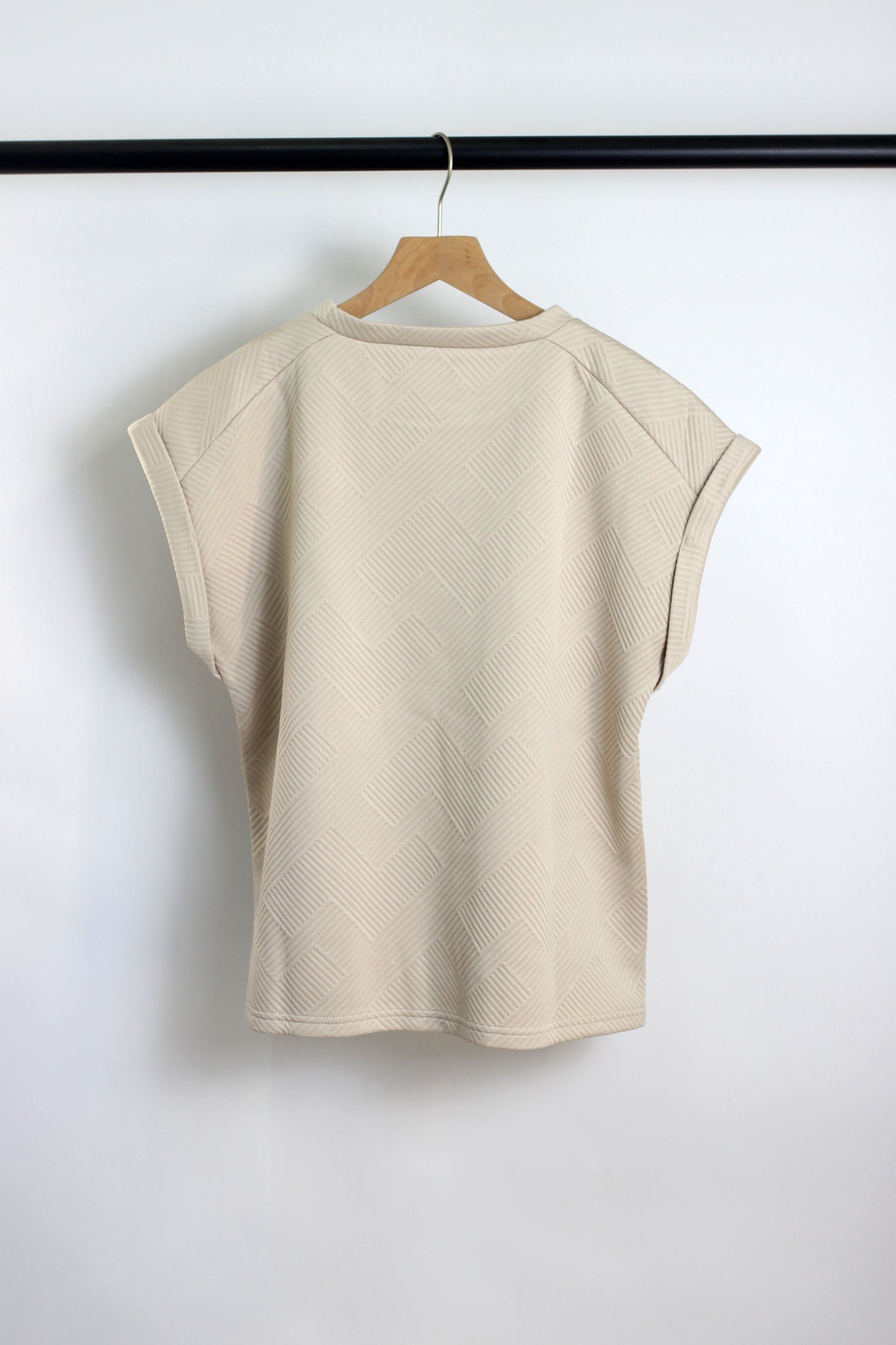 T2412FBS49026 - Textured Sleeveless Crew Neck Top