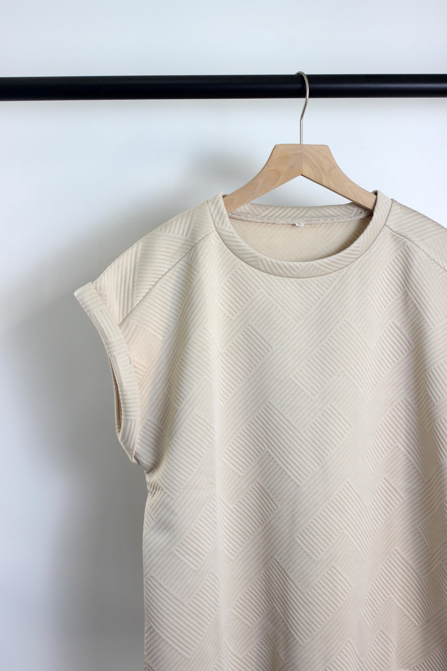 T2412FBS49026 - Textured Sleeveless Crew Neck Top