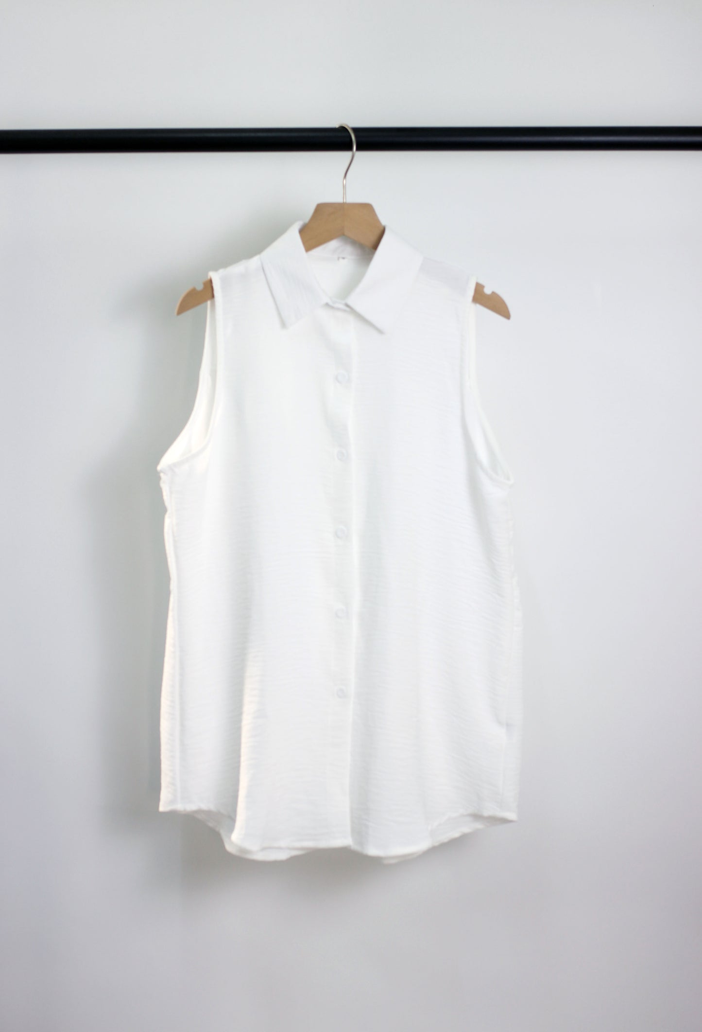 T2412KLD51151 - Women's Sleeveless Button-Up Blouse