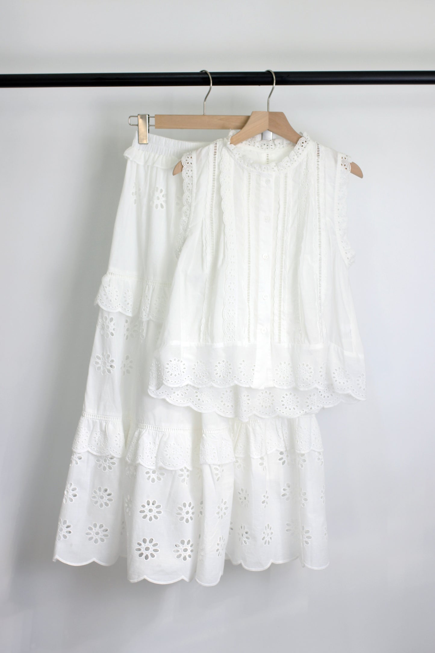 T2502ZNY74476 - Embroidered Eyelet Lace Sleeveless Blouse