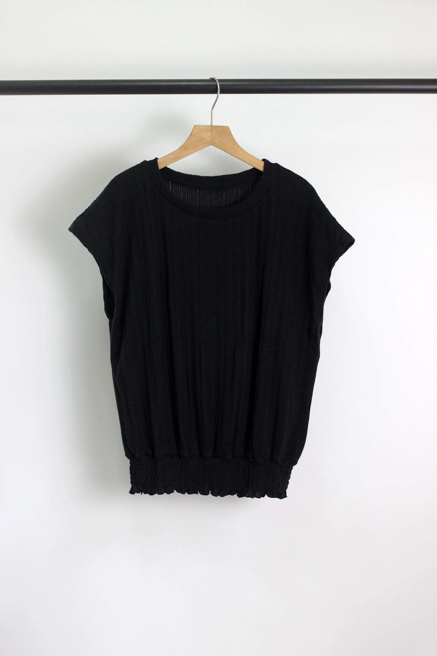T2503YMN29449 - Textured Ribbed Knit Cap Sleeve Top