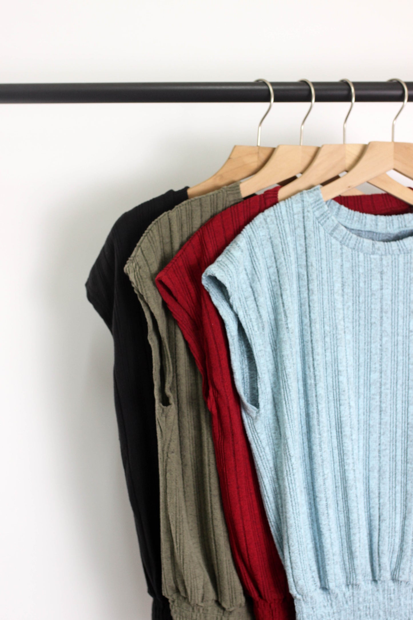 T2503YMN29449 - Textured Ribbed Knit Cap Sleeve Top