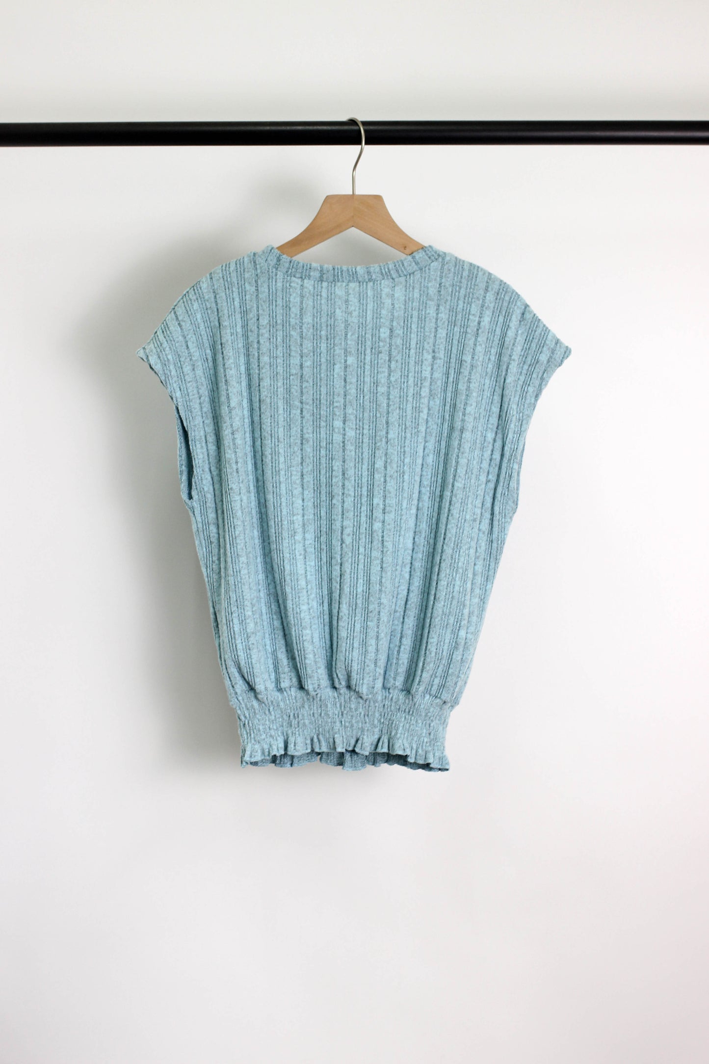 T2503YMN29449 - Textured Ribbed Knit Cap Sleeve Top