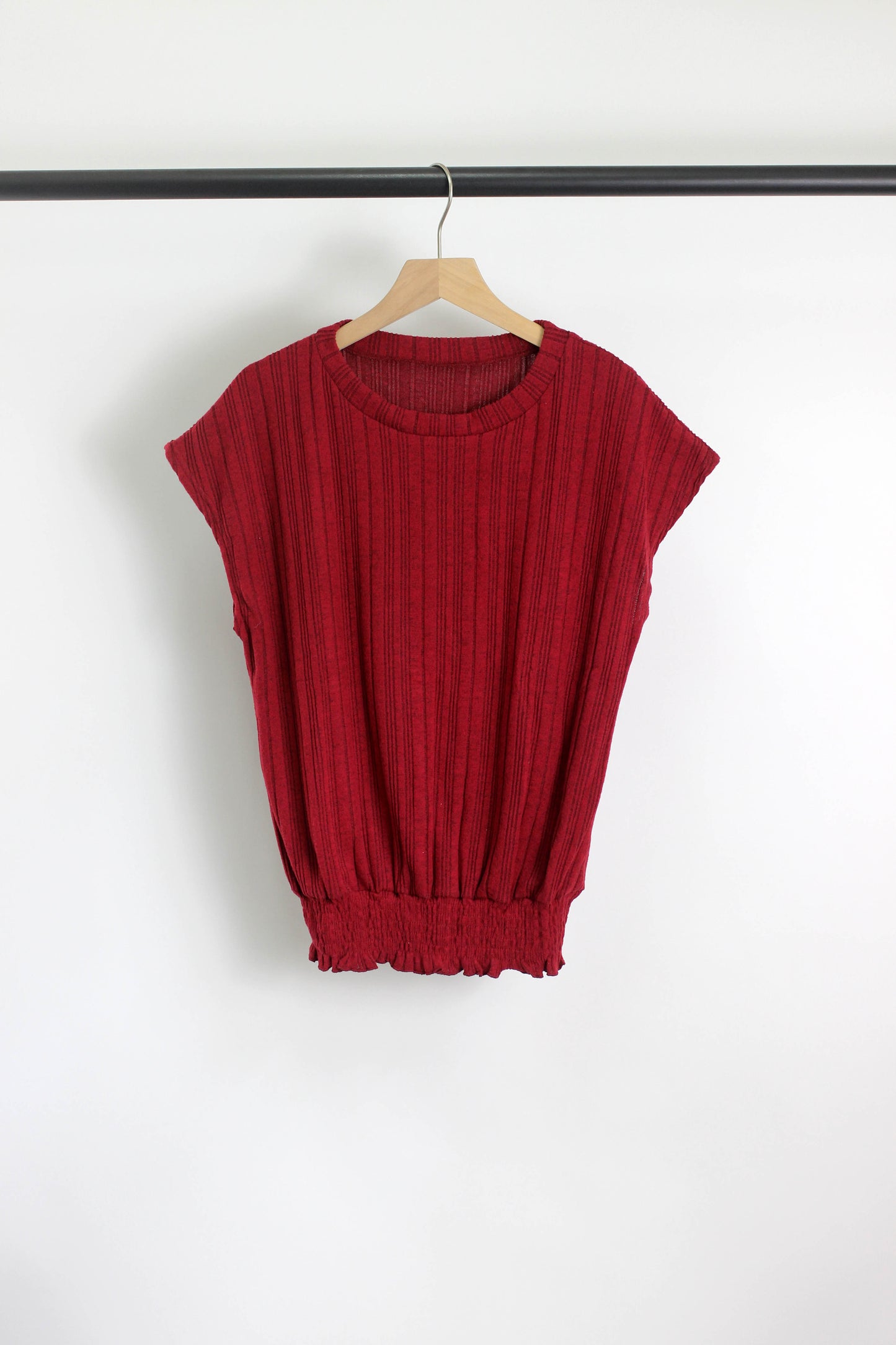 T2503YMN29449 - Textured Ribbed Knit Cap Sleeve Top