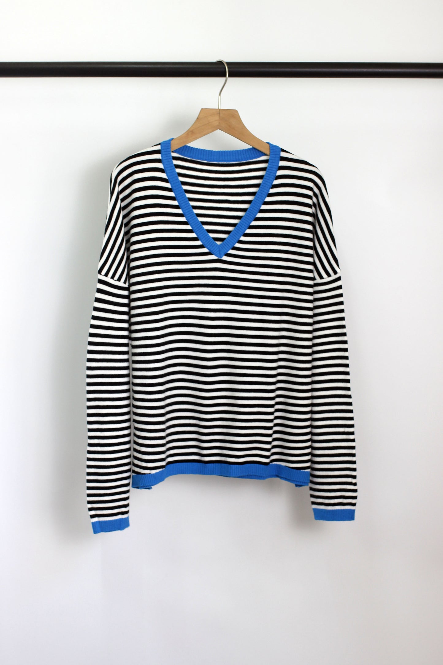 W2409MD47978 - Striped V-Neck Long-Sleeve Sweater