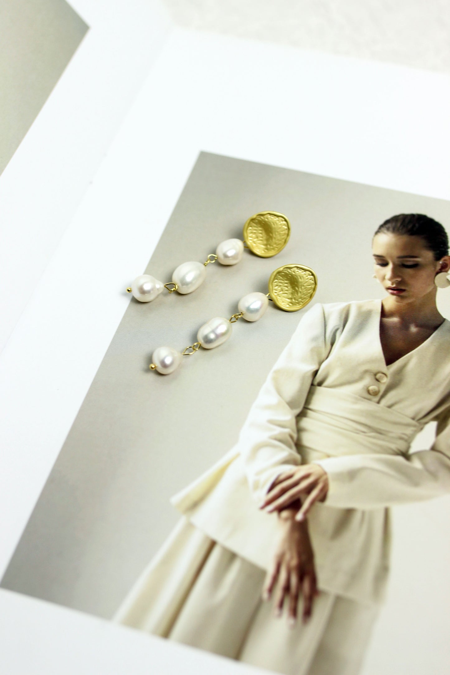 A2403LIM18515 - TURNING NEW LOOK GOLD EARRINGS