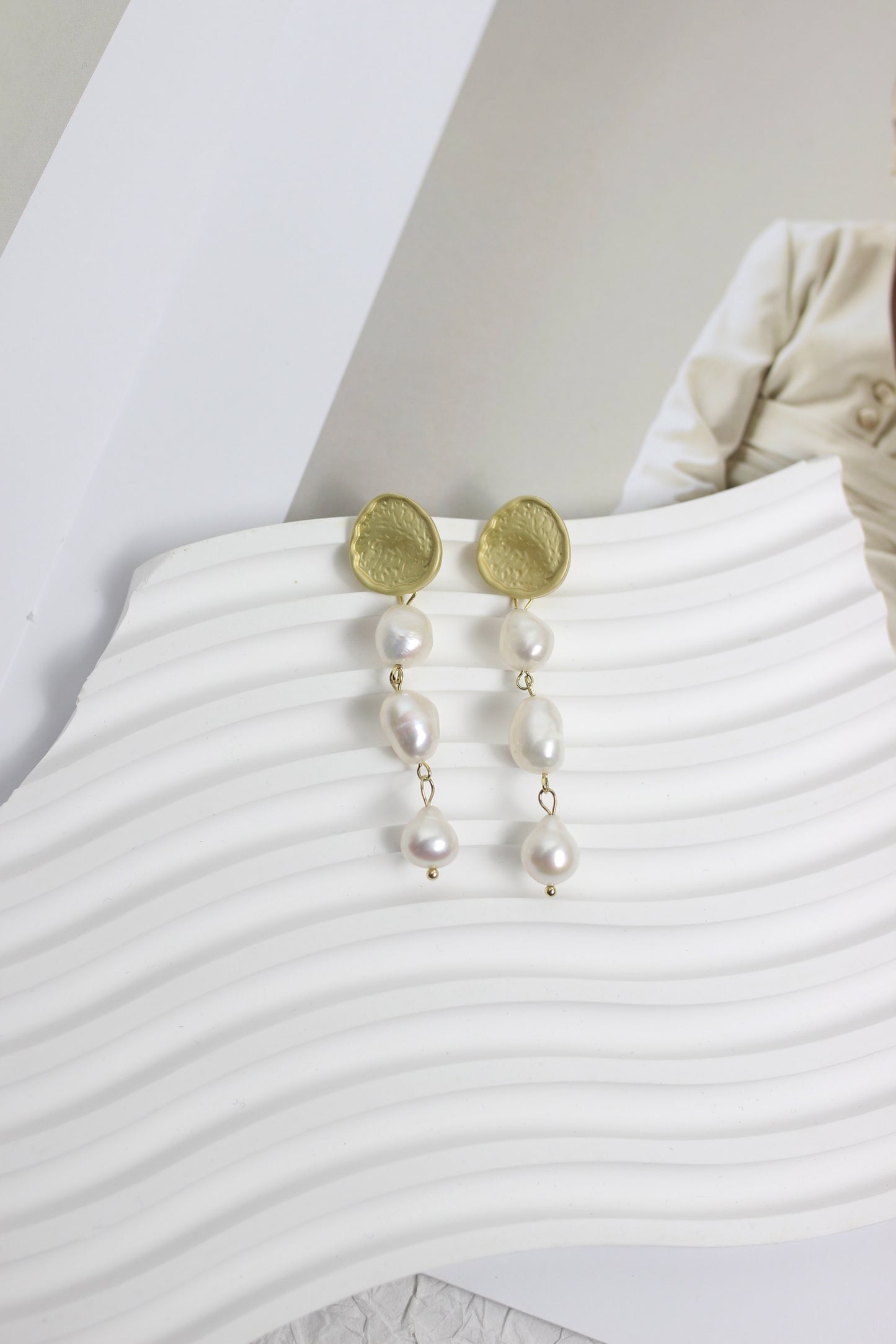 A2403LIM18515 - TURNING NEW LOOK GOLD EARRINGS