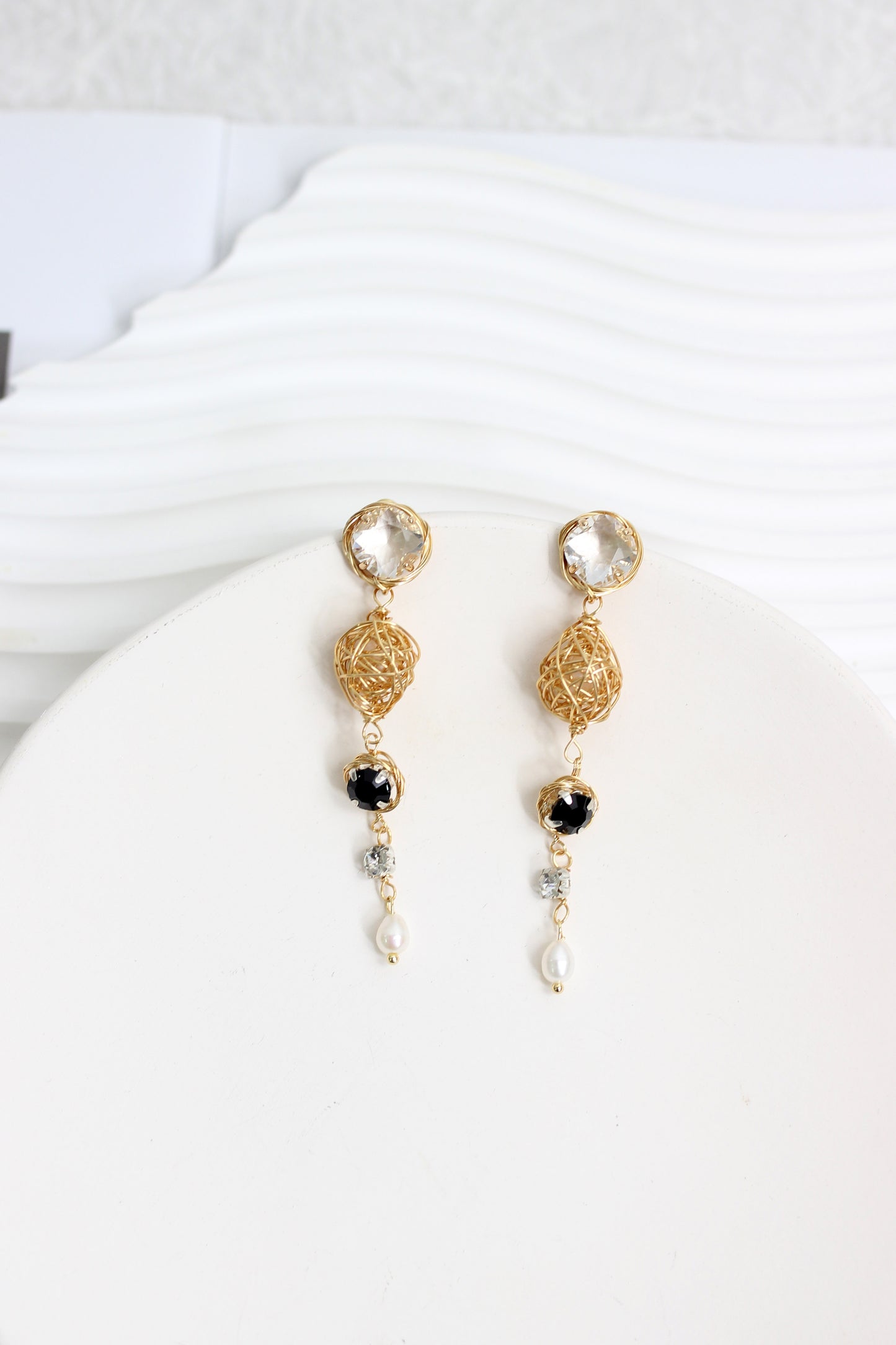 A2406JC97991 - Elegant Crystal and Pearl Drop Earrings