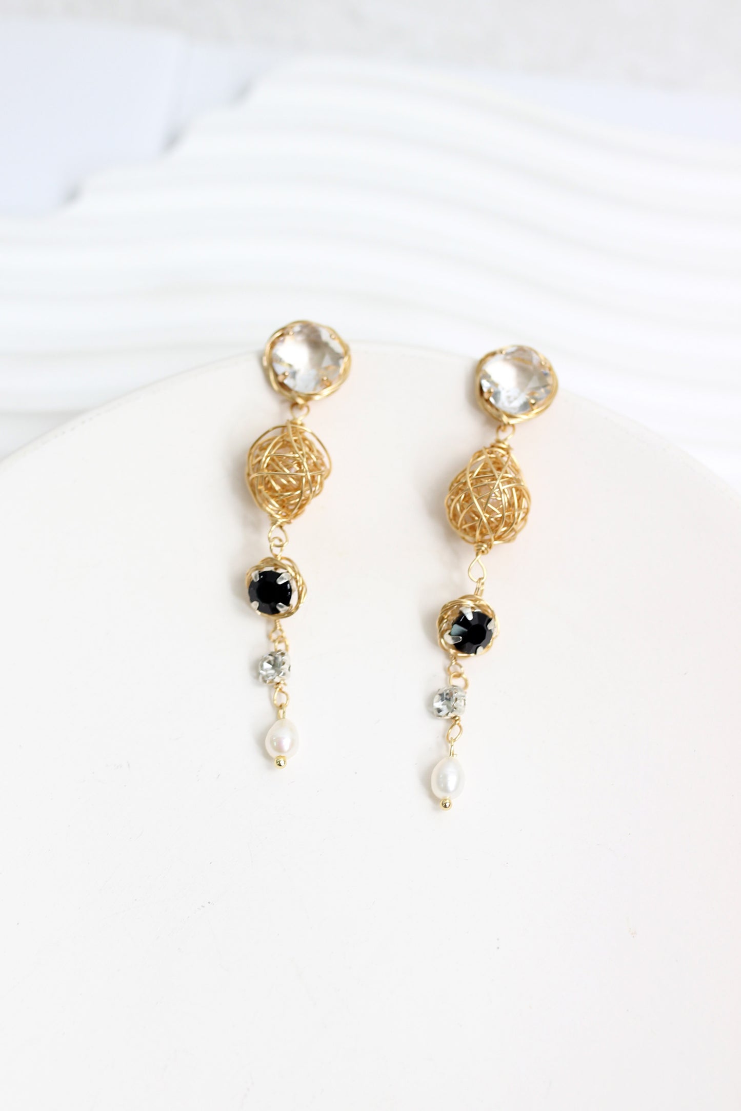 A2406JC97991 - Elegant Crystal and Pearl Drop Earrings