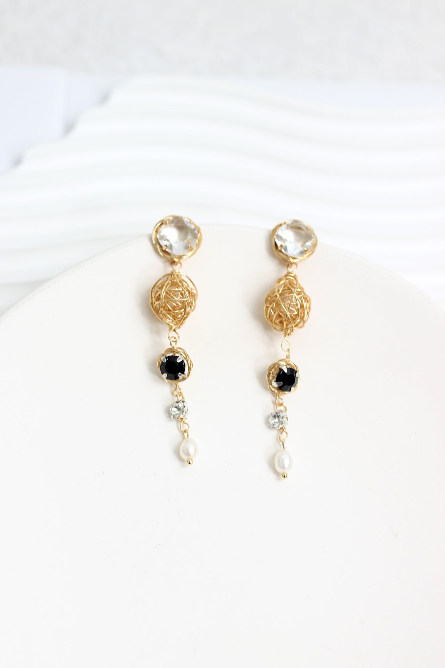 A2406JC97991 - Elegant Crystal and Pearl Drop Earrings