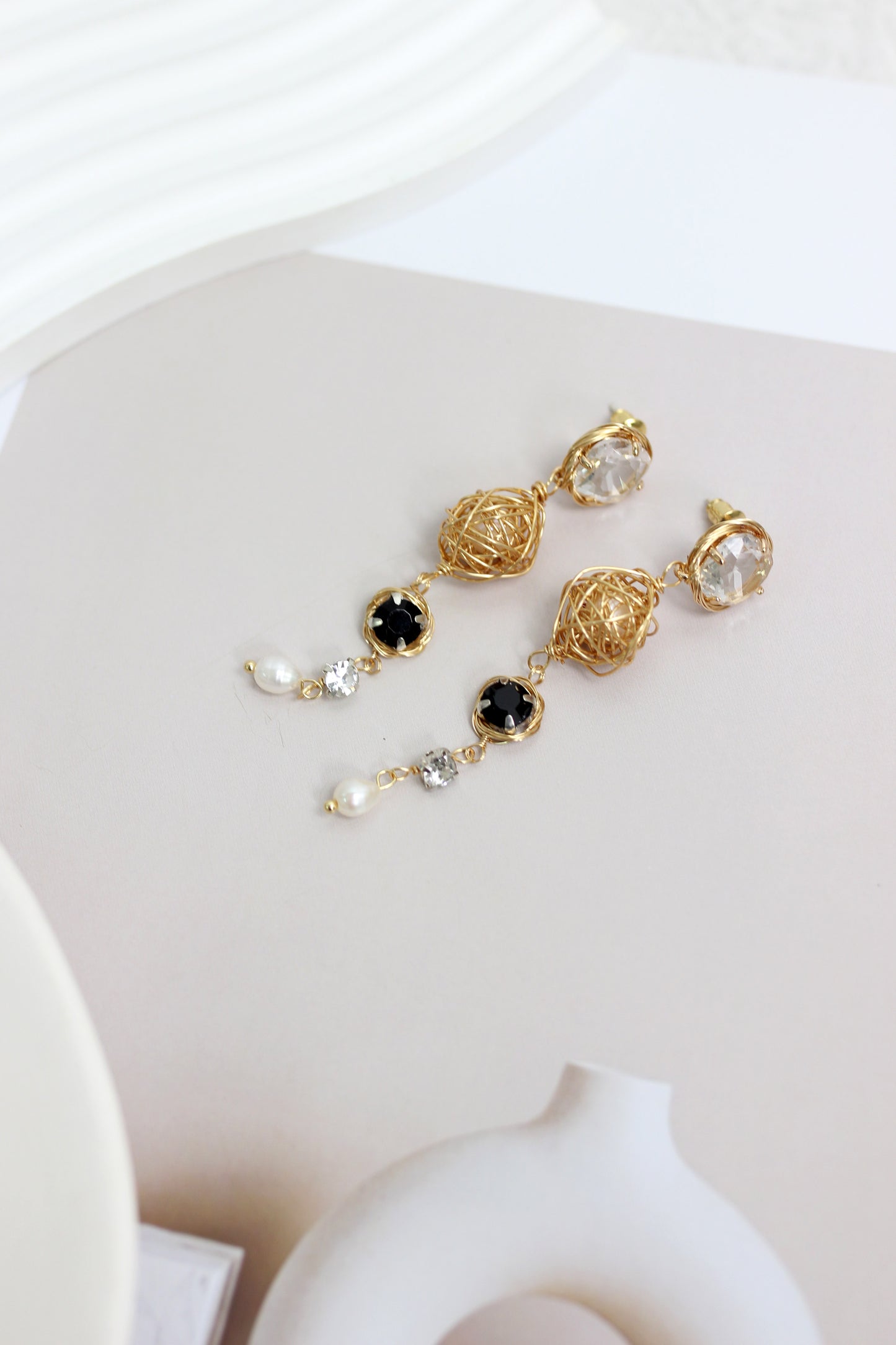 A2406JC97991 - Elegant Crystal and Pearl Drop Earrings