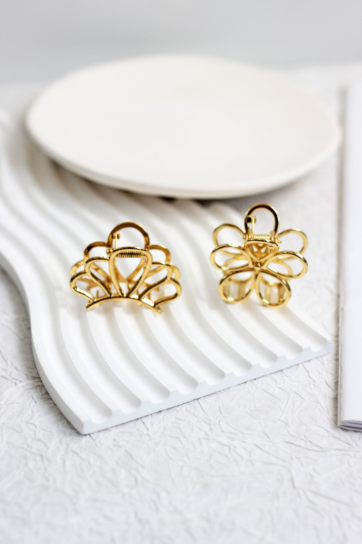 A2407CY80892 - Gold-Plated Floral Hair Claw Clips