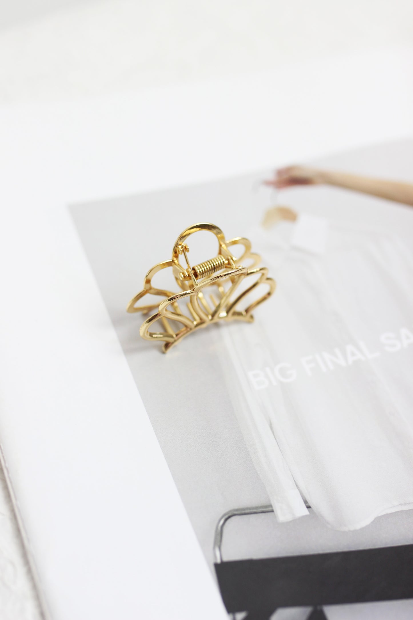 A2407CY80892 - Gold-Plated Floral Hair Claw Clips