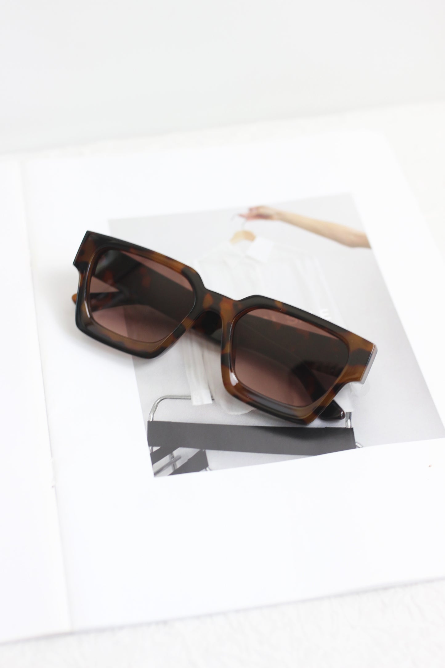 A2407JJXB85227 - Retro Square Frame Sunglasses