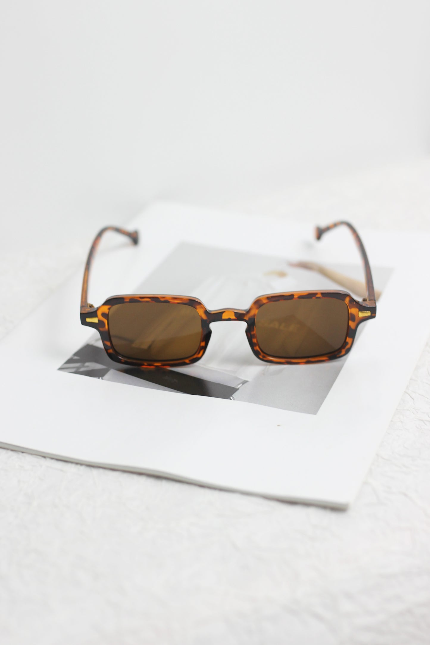 A2408MN81215 -  Retro Rectangular Frame Sunglasses