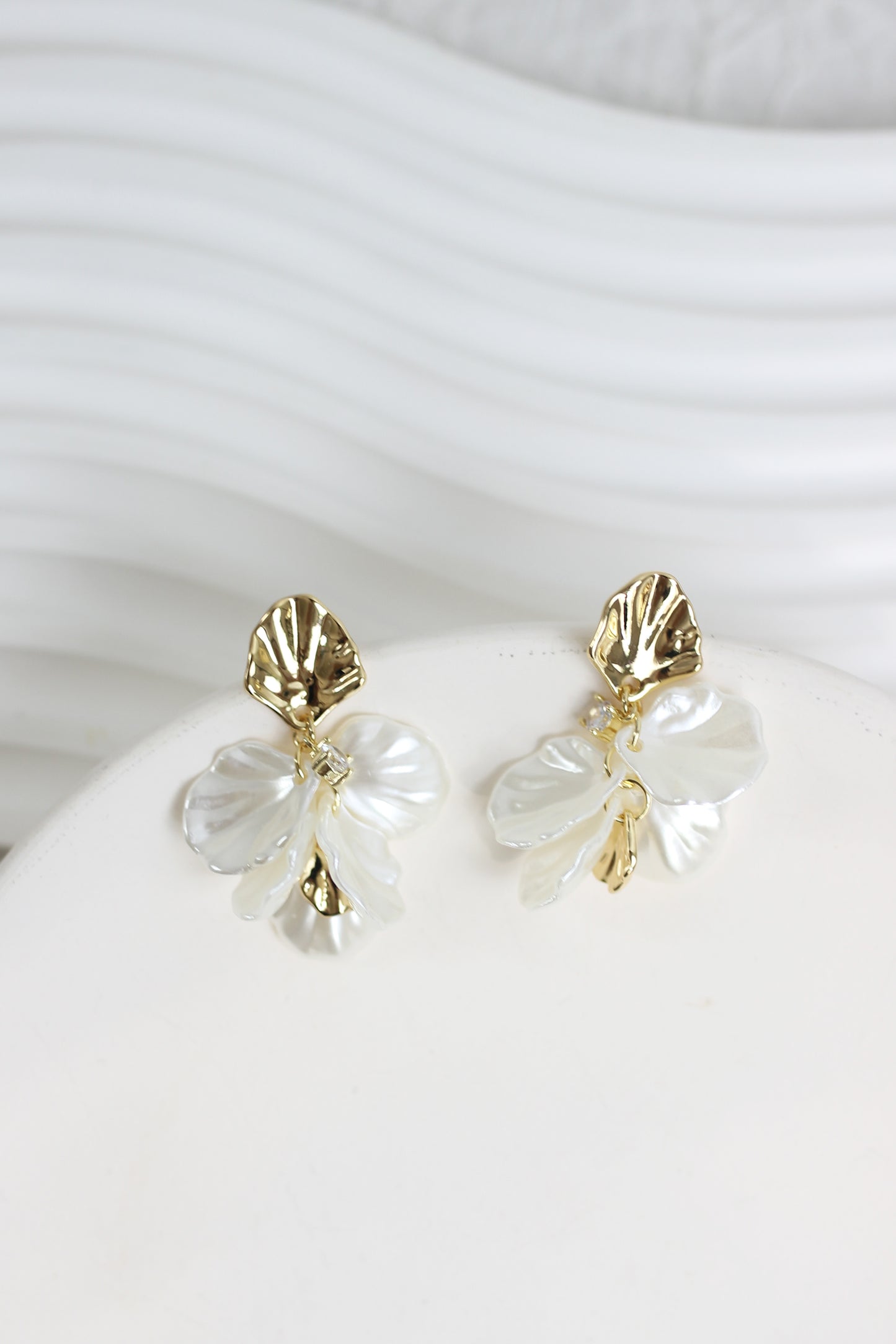 A2409FM28045 - Elegant Pearl Petal Drop Earrings