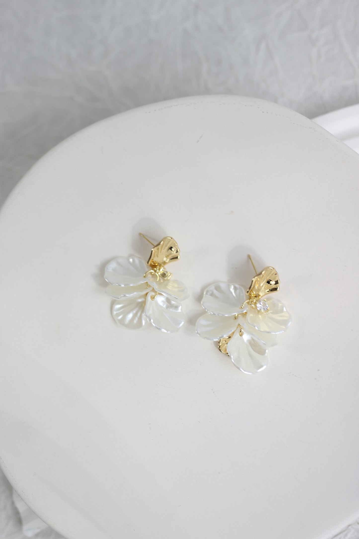 A2409FM28045 - Elegant Pearl Petal Drop Earrings