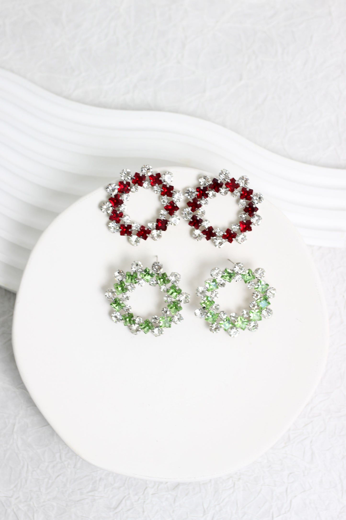 A2409JL84739 - Sparkling Holiday Wreath Earrings