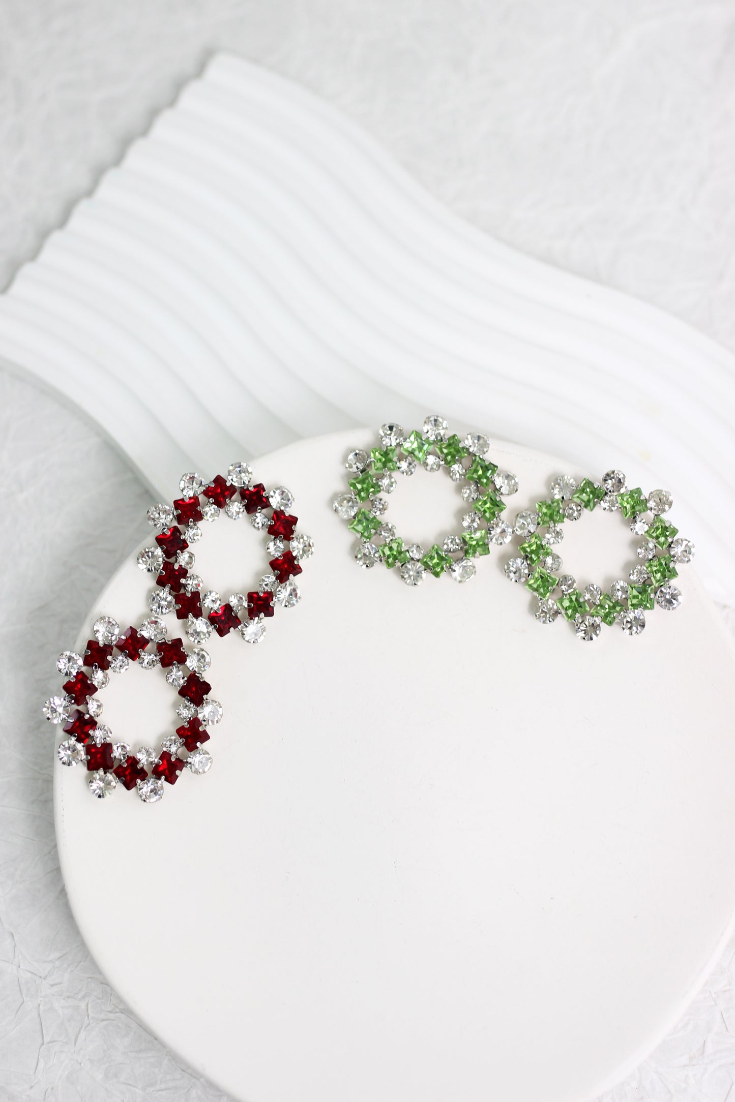 A2409JL84739 - Sparkling Holiday Wreath Earrings