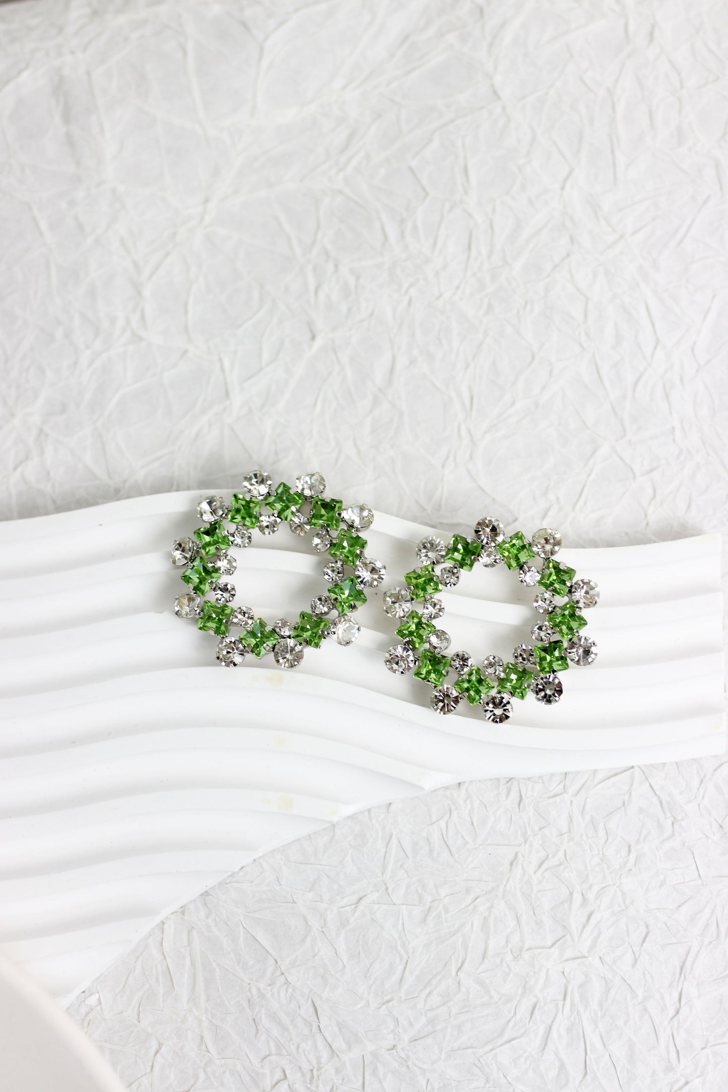 A2409JL84739 - Sparkling Holiday Wreath Earrings