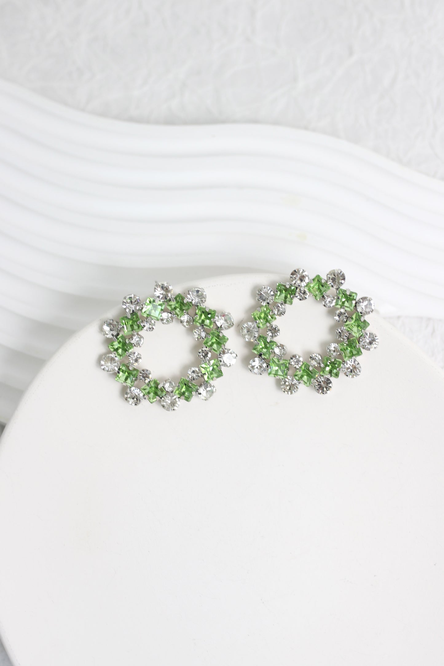 A2409JL84739 - Sparkling Holiday Wreath Earrings