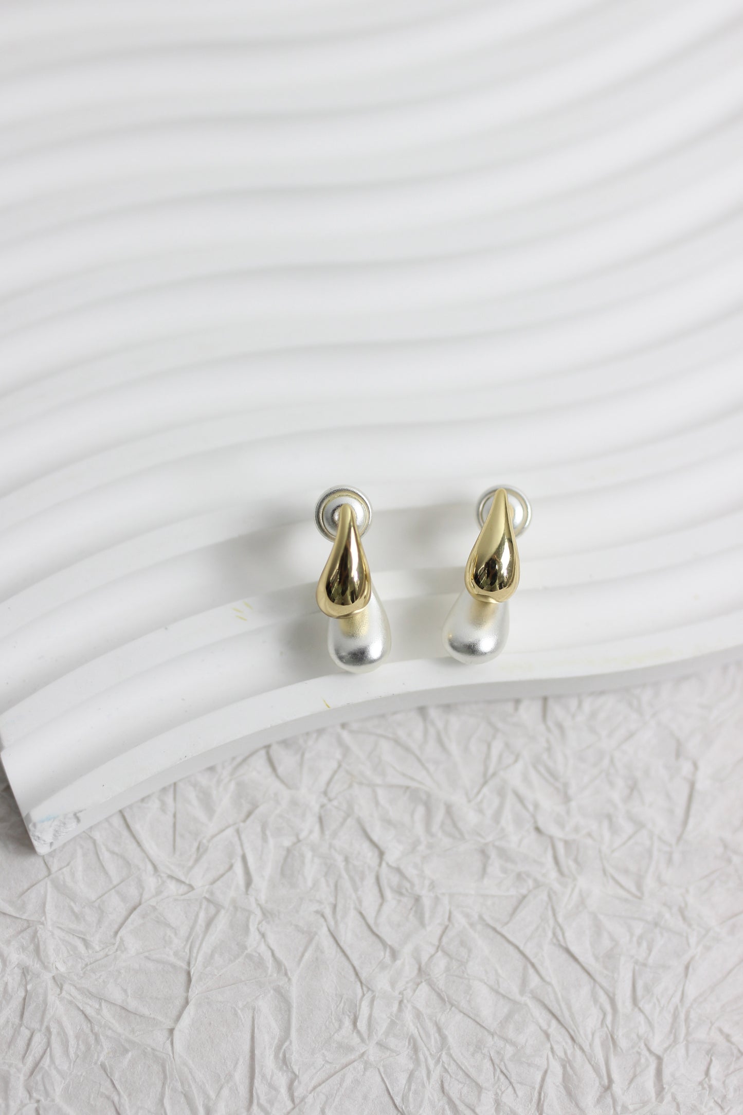 A2410LRDZ63908 - Dual Teardrop Pearl and Metal Earrings